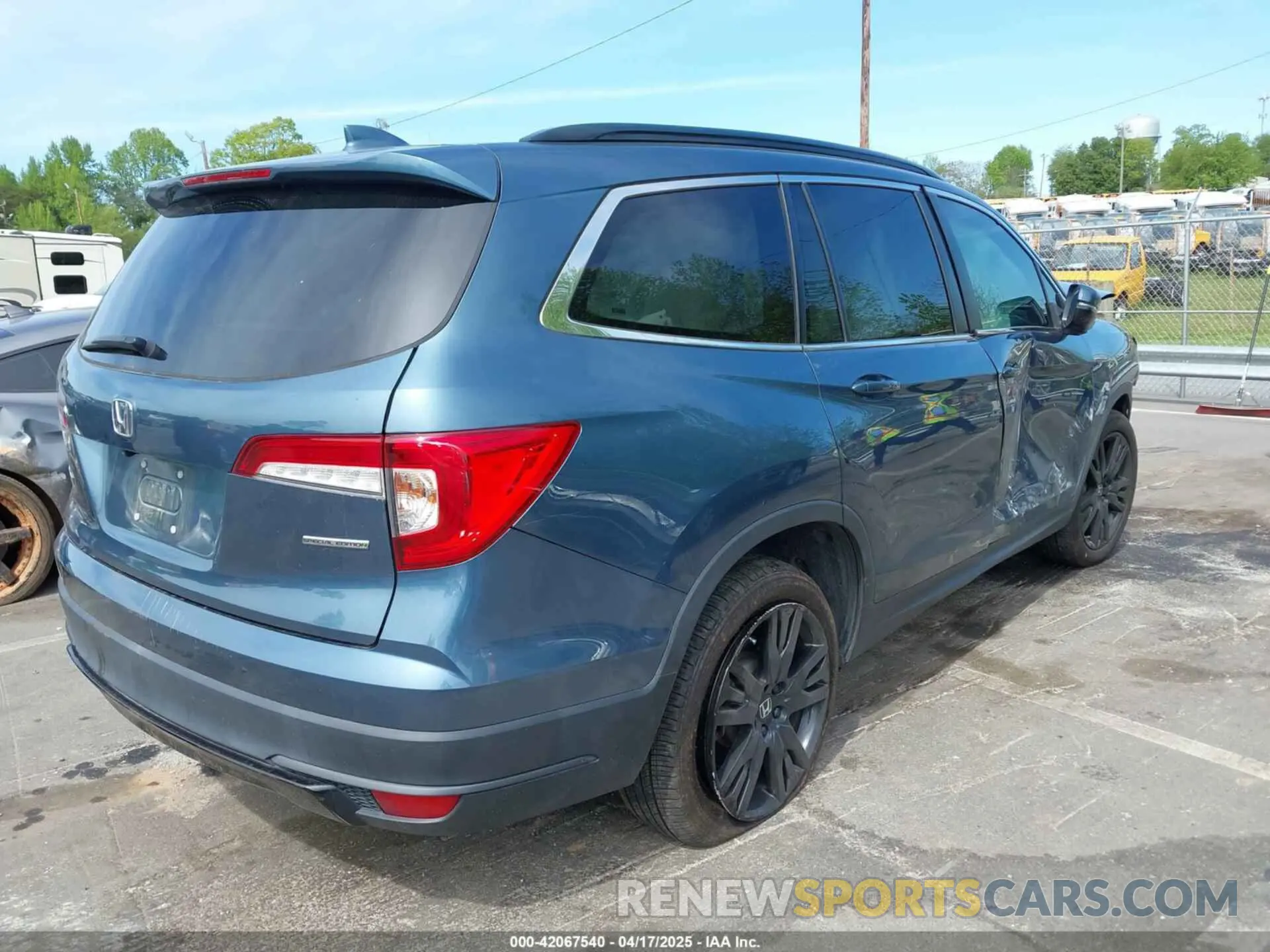 4 Photograph of a damaged car 5FNYF5H23MB008041 HONDA PILOT 2021
