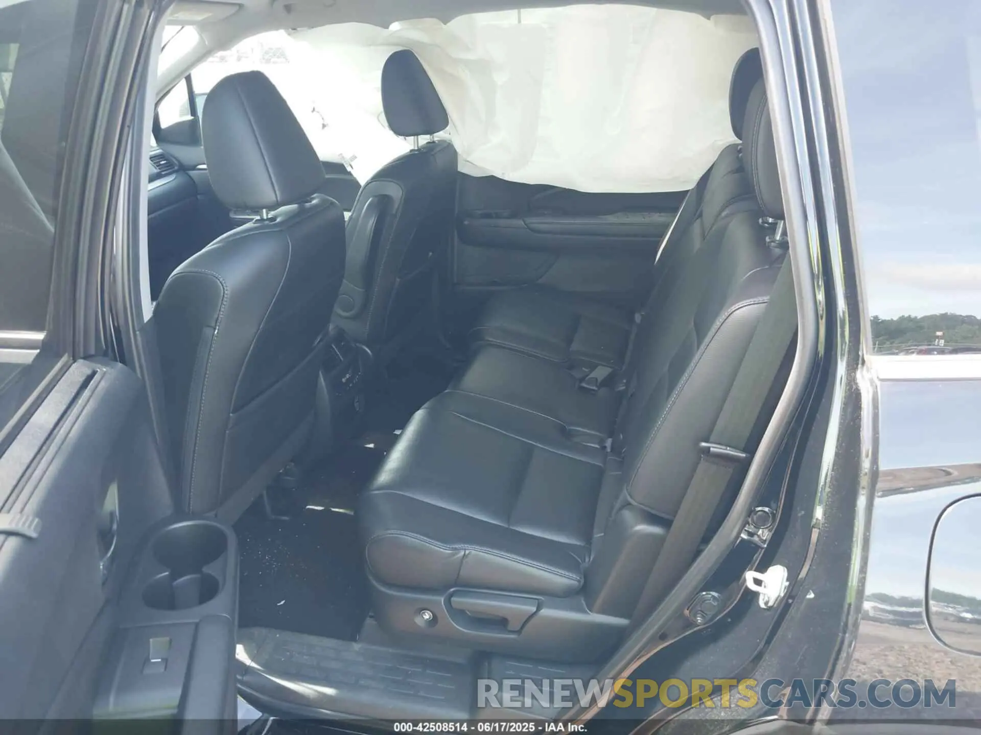 8 Photograph of a damaged car 5FNYF5H23MB009819 HONDA PILOT 2021