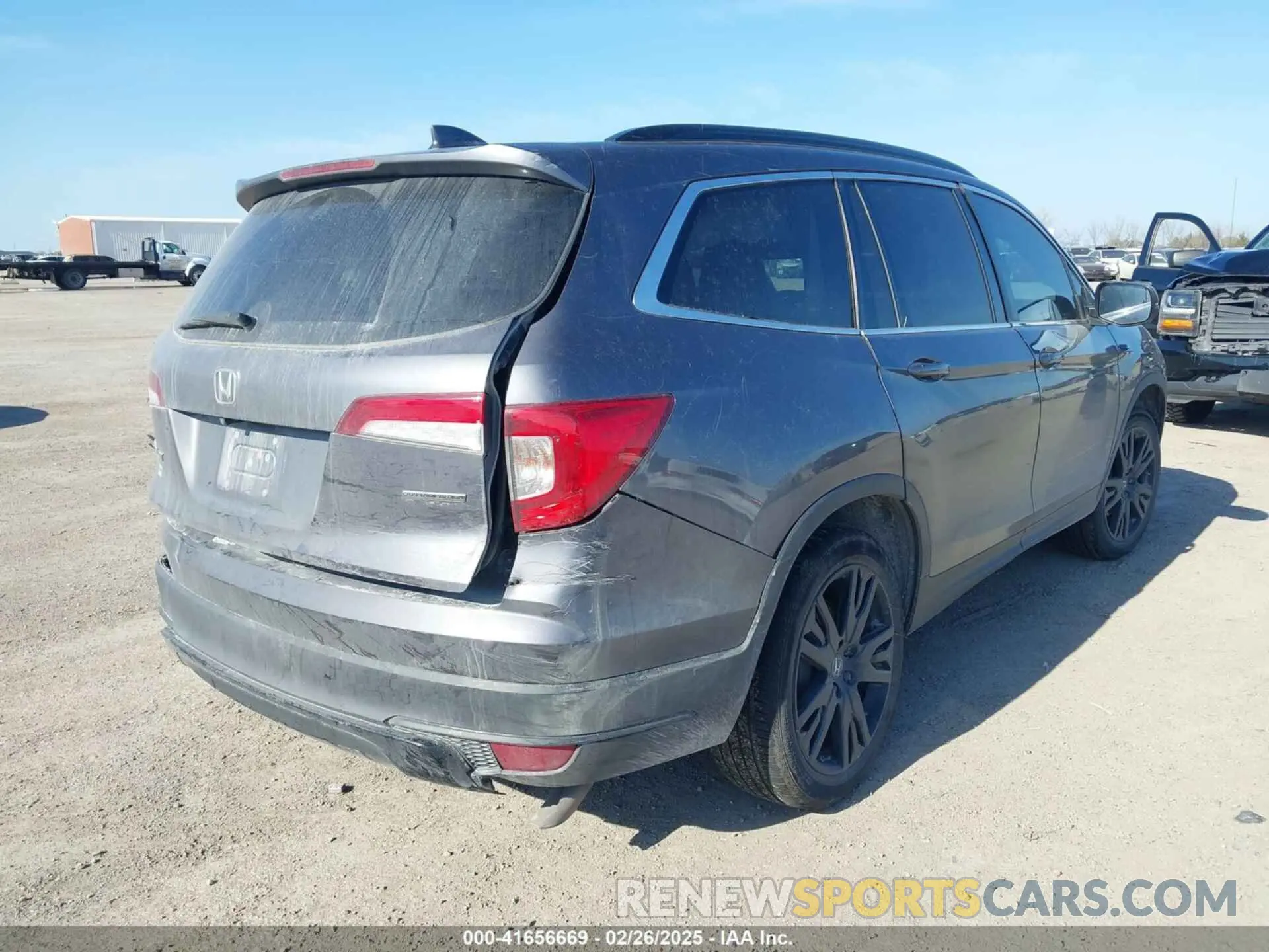4 Photograph of a damaged car 5FNYF5H27MB040801 HONDA PILOT 2021