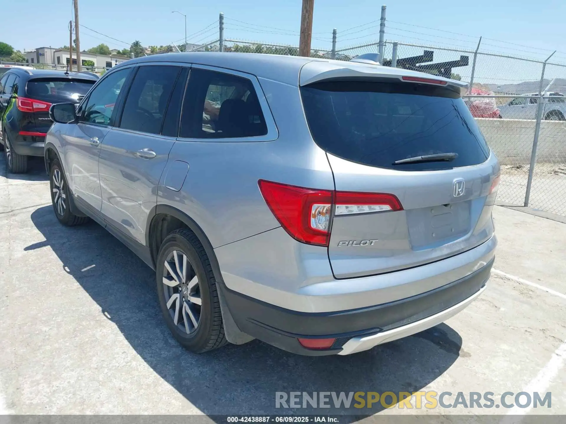 3 Photograph of a damaged car 5FNYF5H34MB021759 HONDA PILOT 2021