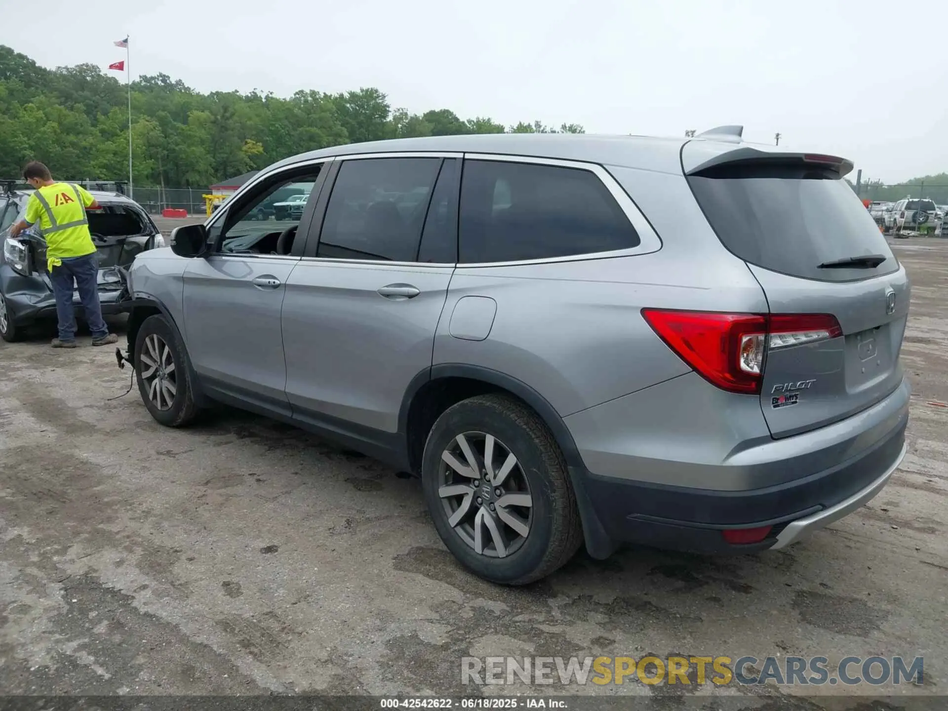 3 Photograph of a damaged car 5FNYF5H36MB039437 HONDA PILOT 2021