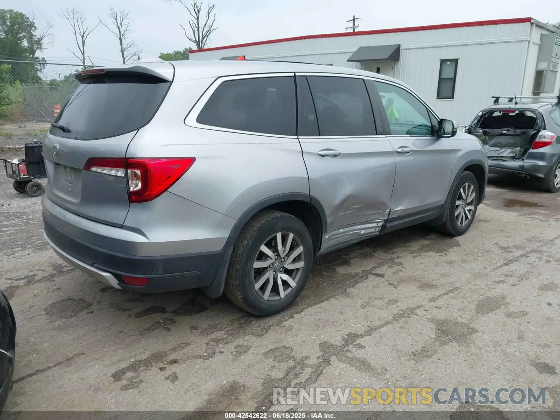 4 Photograph of a damaged car 5FNYF5H36MB039437 HONDA PILOT 2021