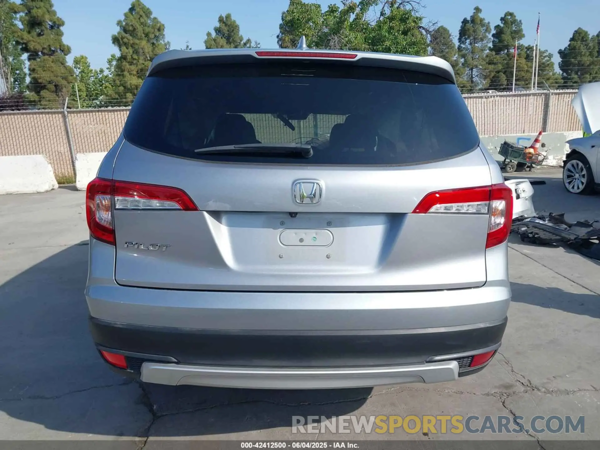 17 Photograph of a damaged car 5FNYF5H37MB014384 HONDA PILOT 2021