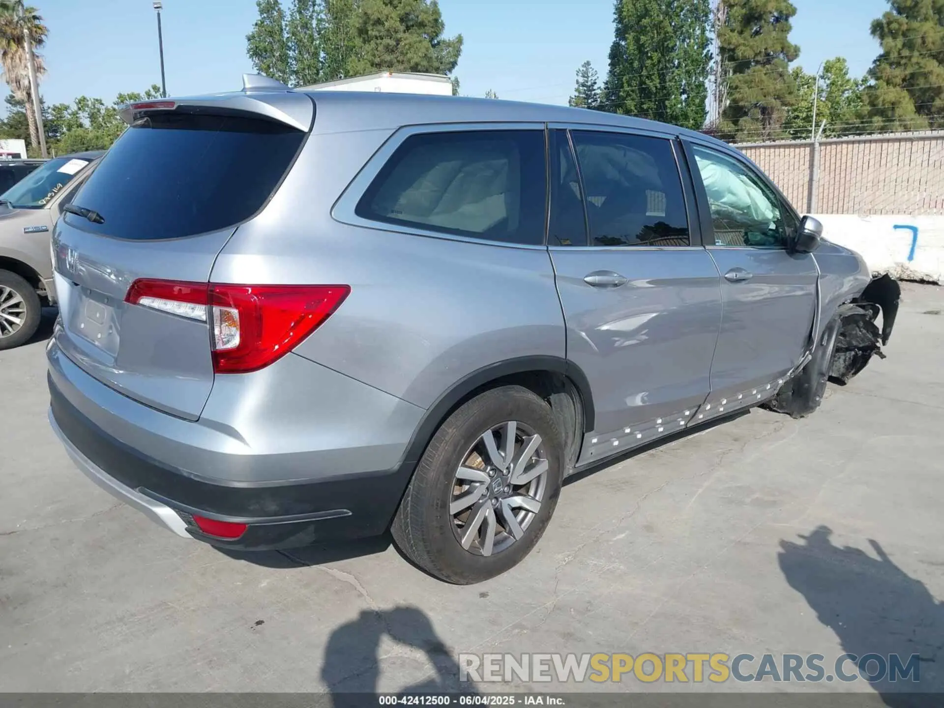 4 Photograph of a damaged car 5FNYF5H37MB014384 HONDA PILOT 2021