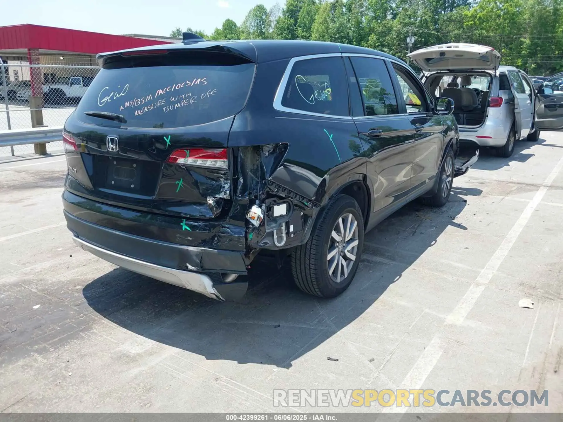 4 Photograph of a damaged car 5FNYF5H50MB009612 HONDA PILOT 2021