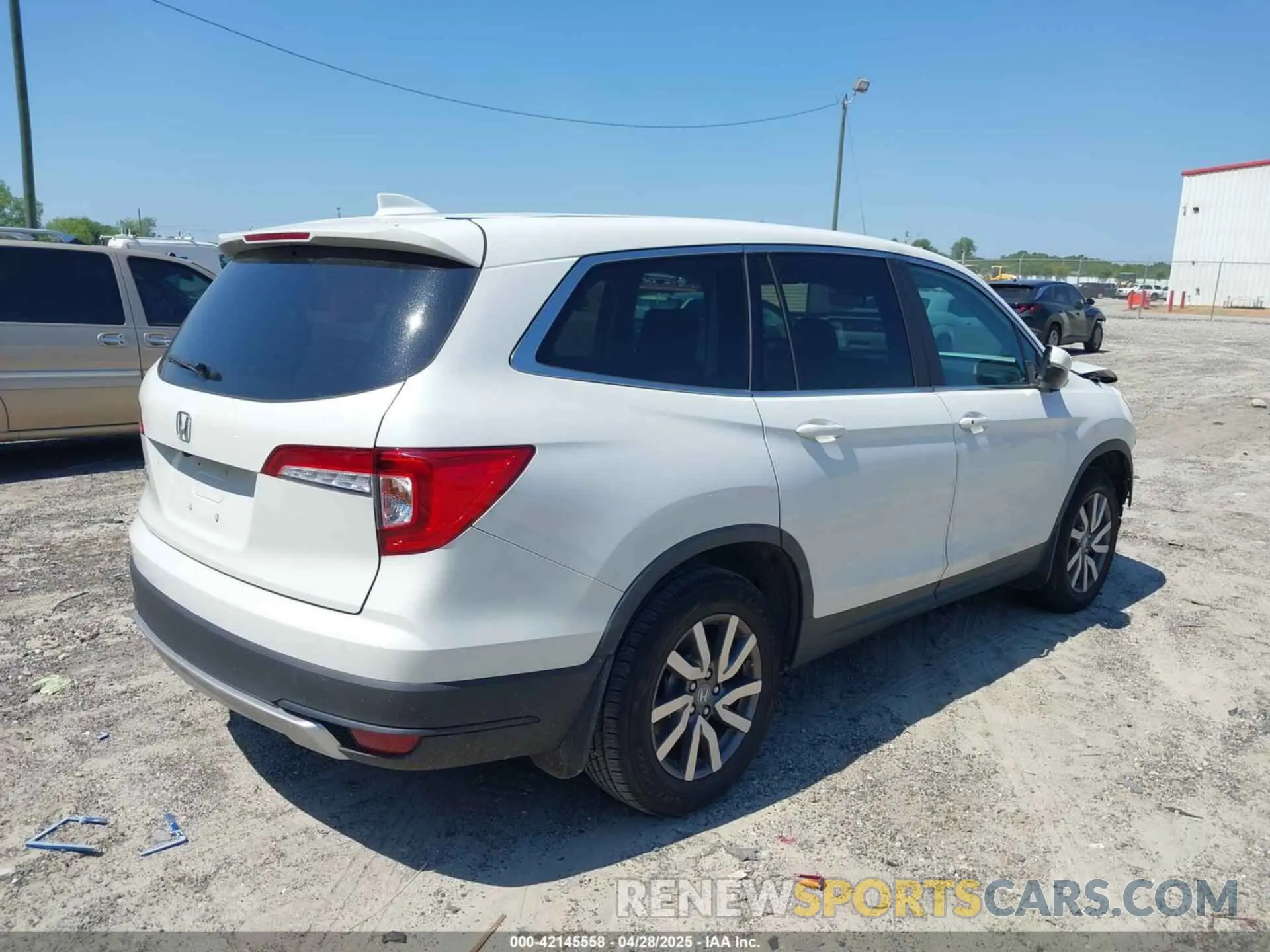 4 Photograph of a damaged car 5FNYF5H51MB011949 HONDA PILOT 2021