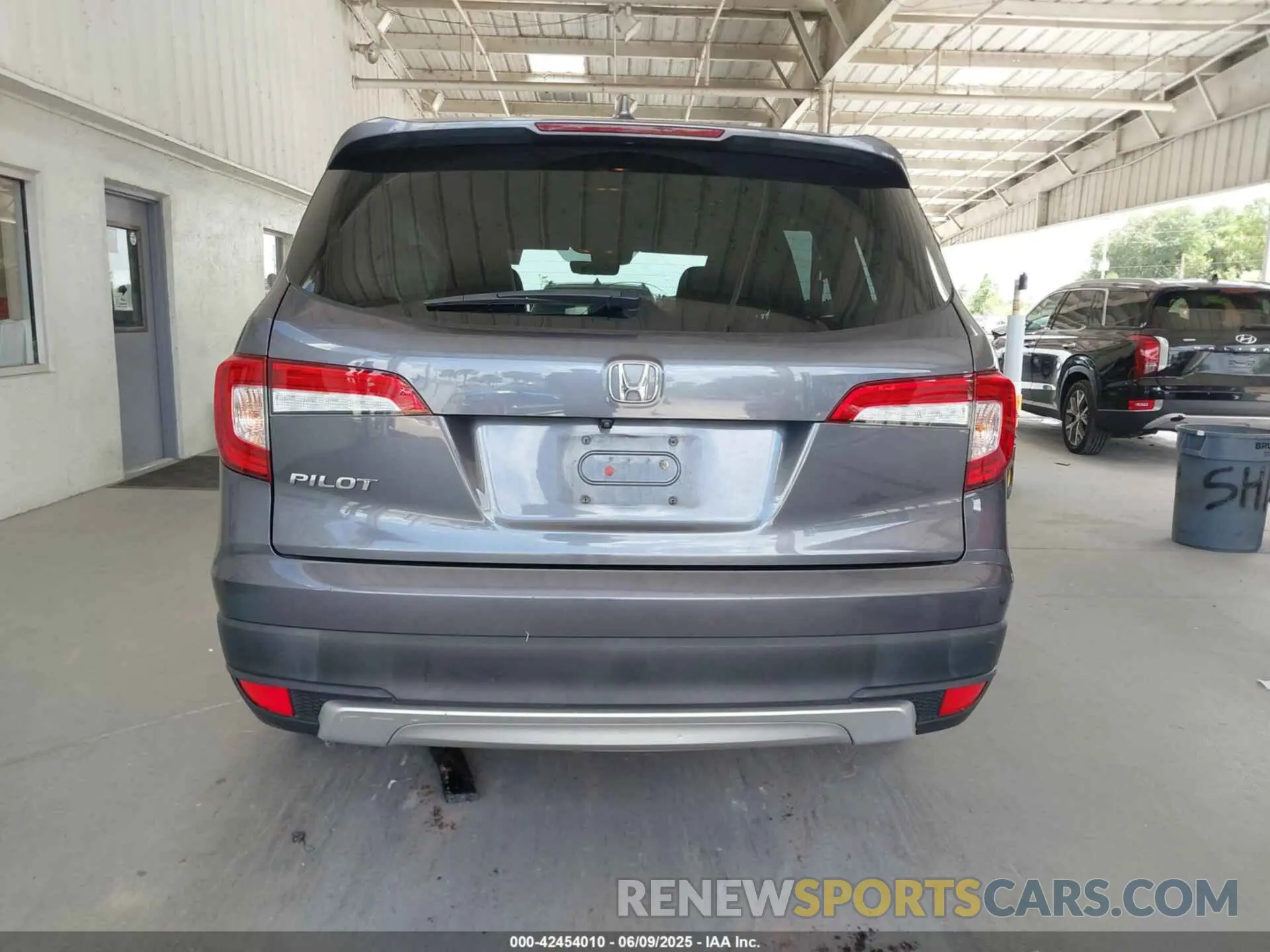 17 Photograph of a damaged car 5FNYF5H53MB030907 HONDA PILOT 2021