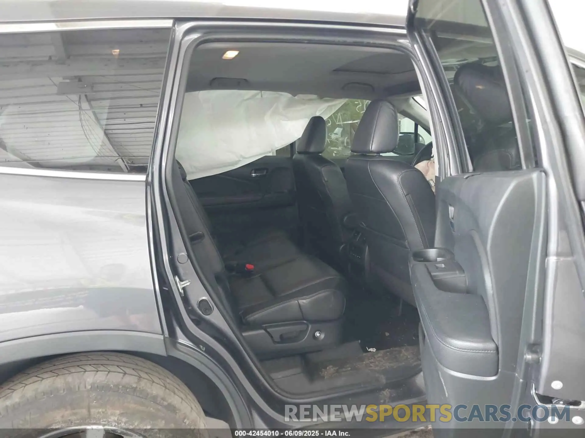 8 Photograph of a damaged car 5FNYF5H53MB030907 HONDA PILOT 2021