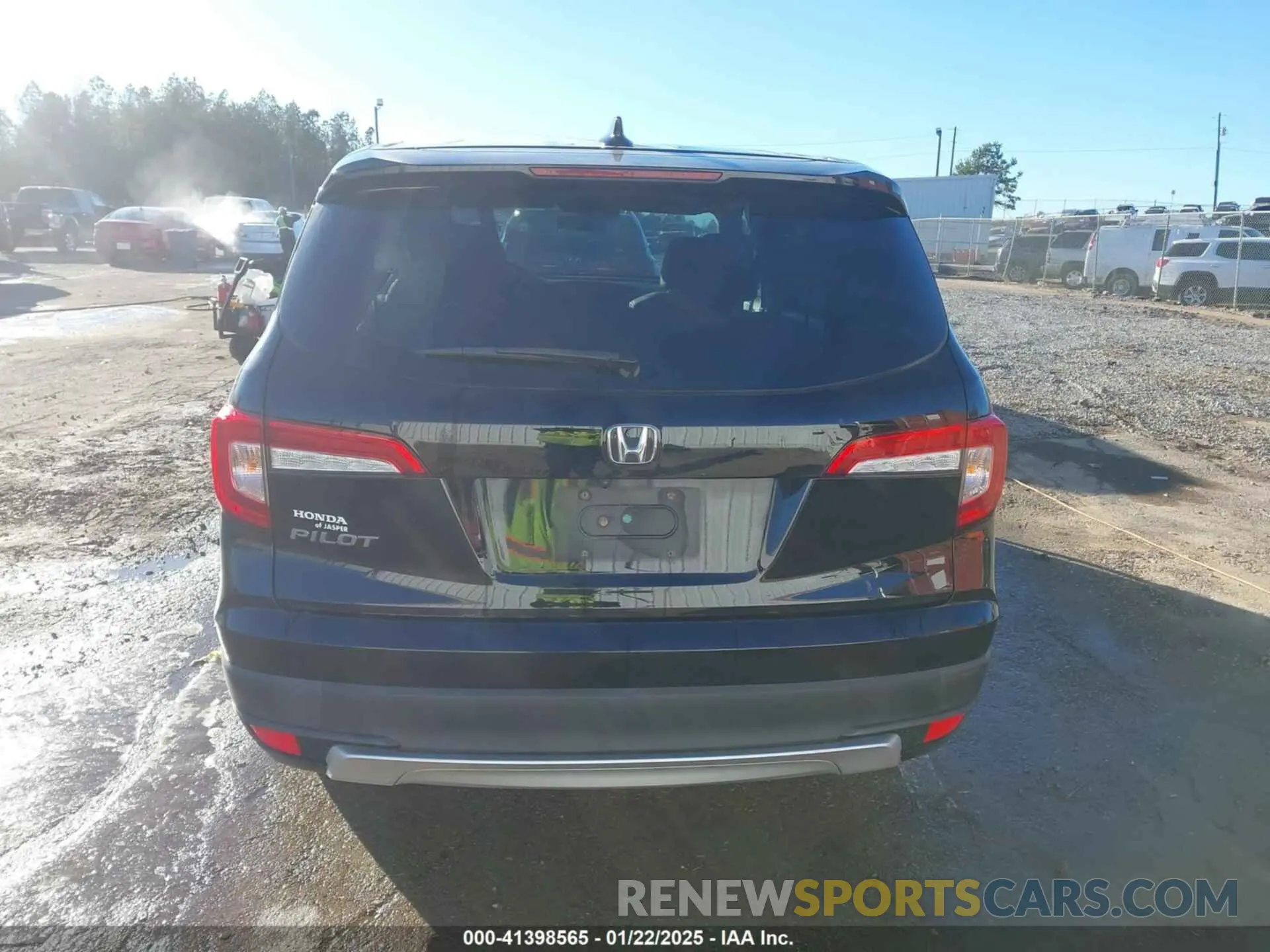 17 Photograph of a damaged car 5FNYF5H54MB038028 HONDA PILOT 2021