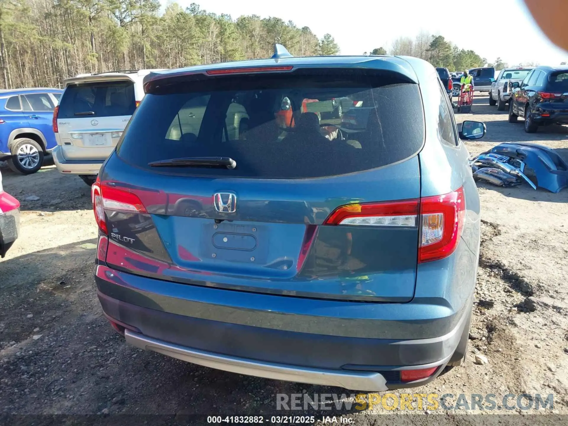17 Photograph of a damaged car 5FNYF5H55MB031914 HONDA PILOT 2021