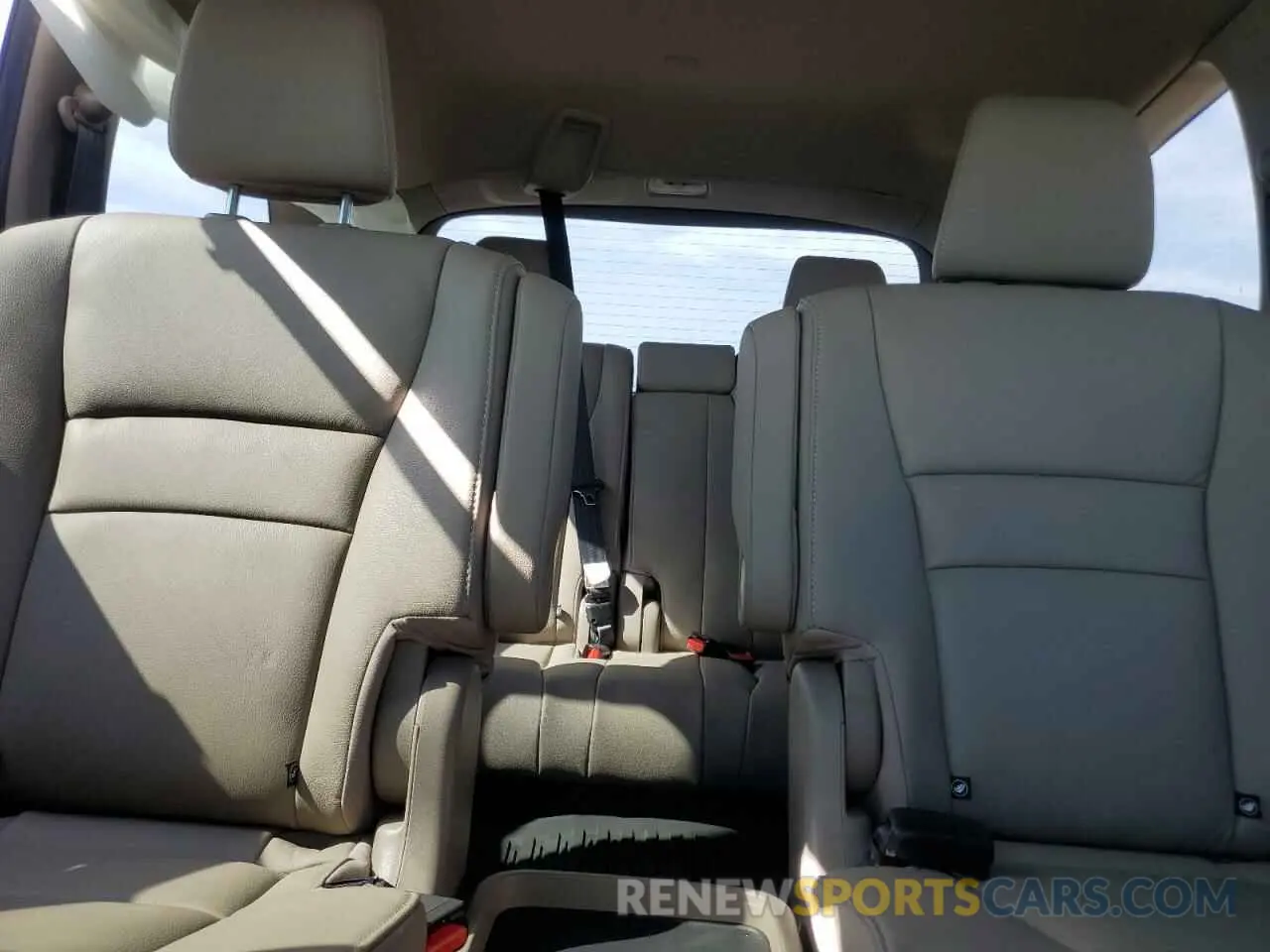 10 Photograph of a damaged car 5FNYF5H68MB041796 HONDA PILOT 2021