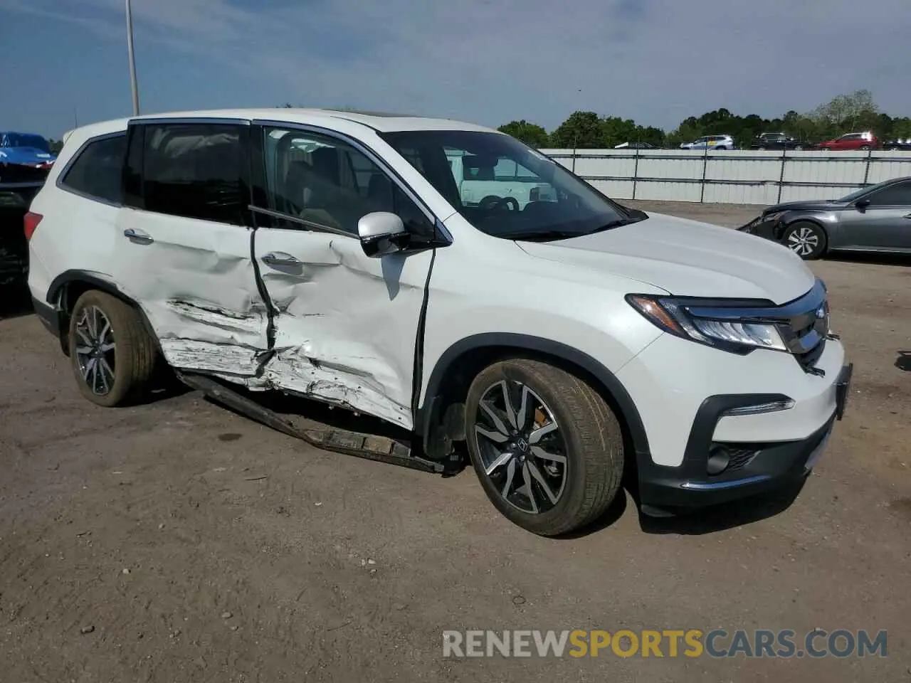 4 Photograph of a damaged car 5FNYF5H68MB041796 HONDA PILOT 2021