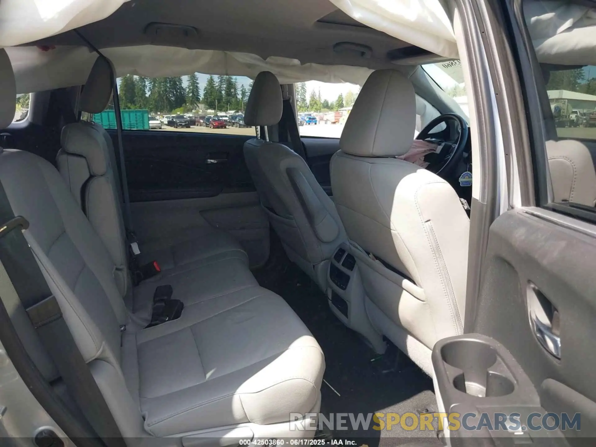 8 Photograph of a damaged car 5FNYF6H24MB019944 HONDA PILOT 2021