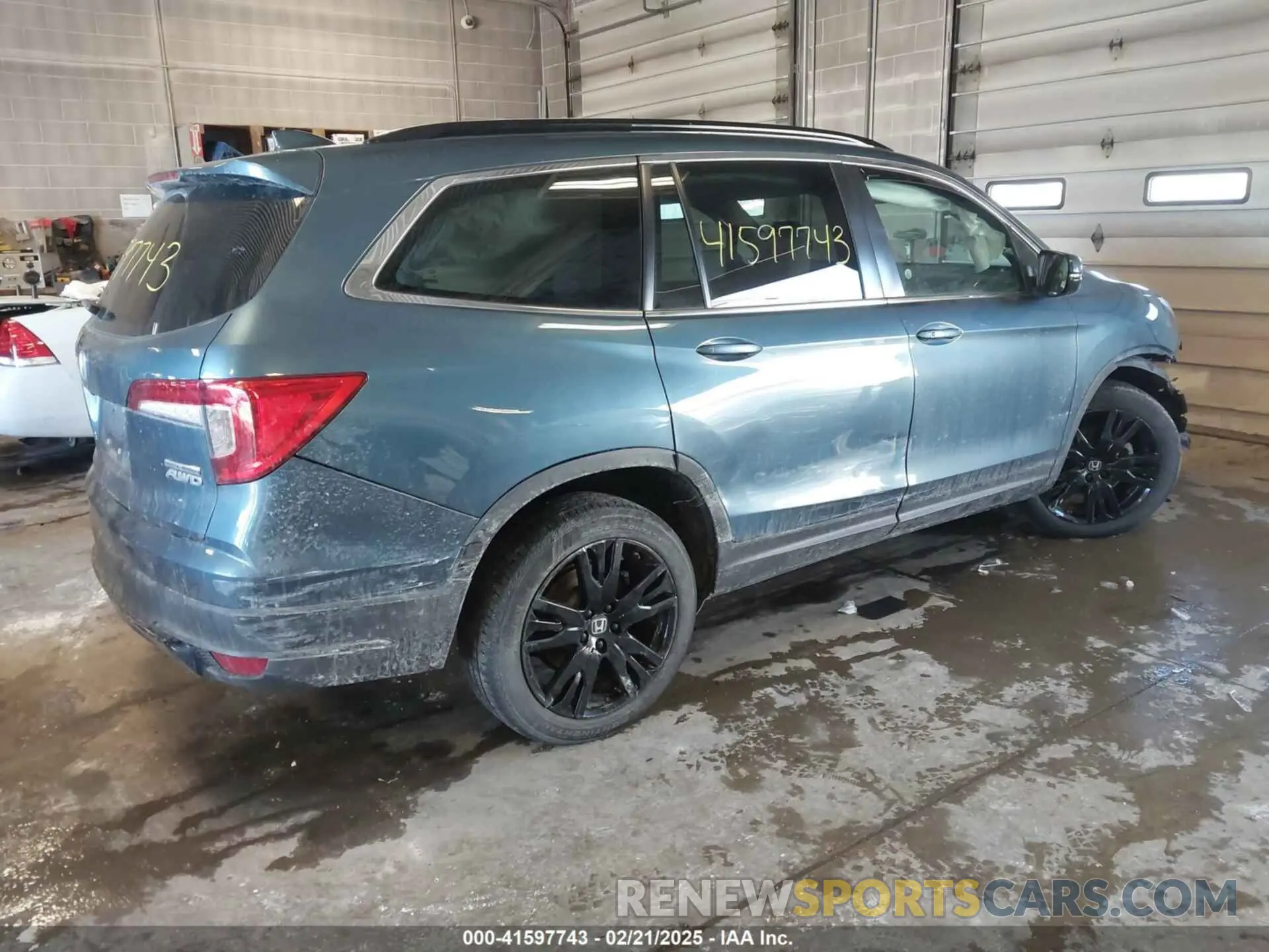 4 Photograph of a damaged car 5FNYF6H28MB009000 HONDA PILOT 2021