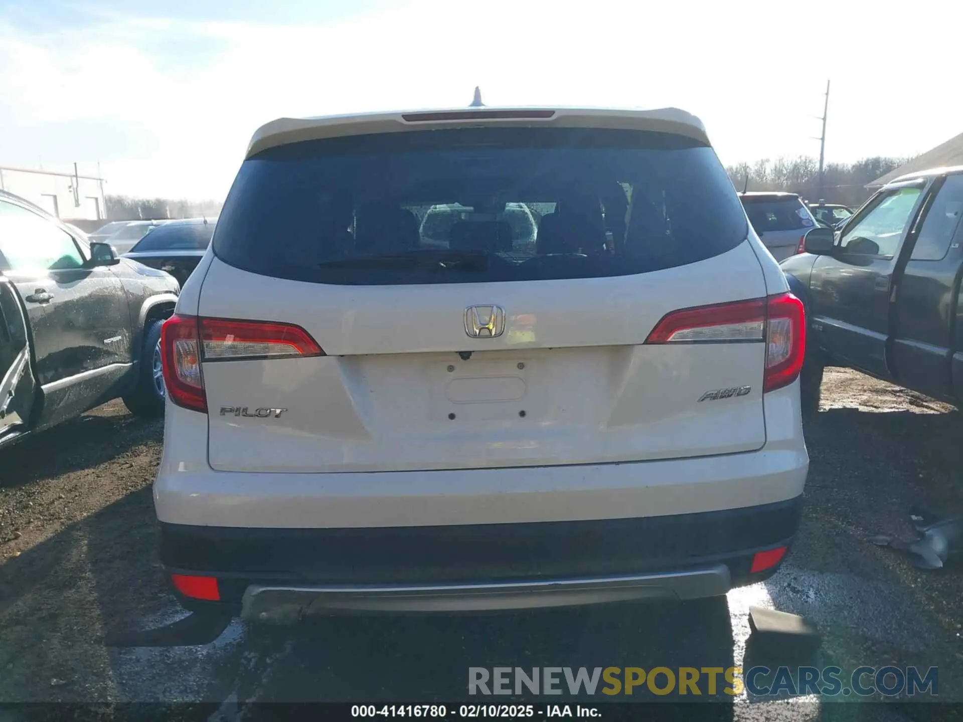 17 Photograph of a damaged car 5FNYF6H54MB020232 HONDA PILOT 2021