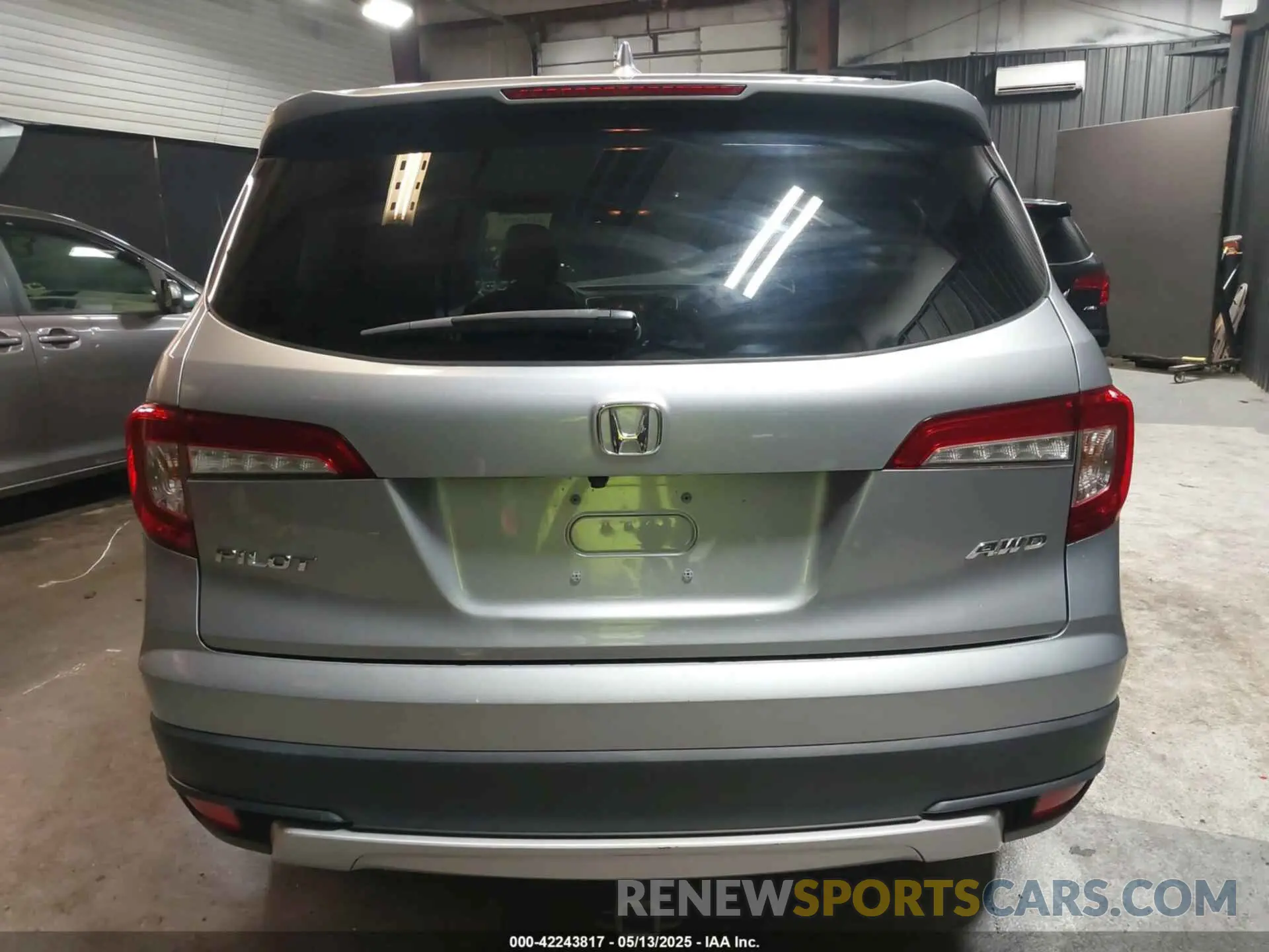 17 Photograph of a damaged car 5FNYF6H59MB047541 HONDA PILOT 2021