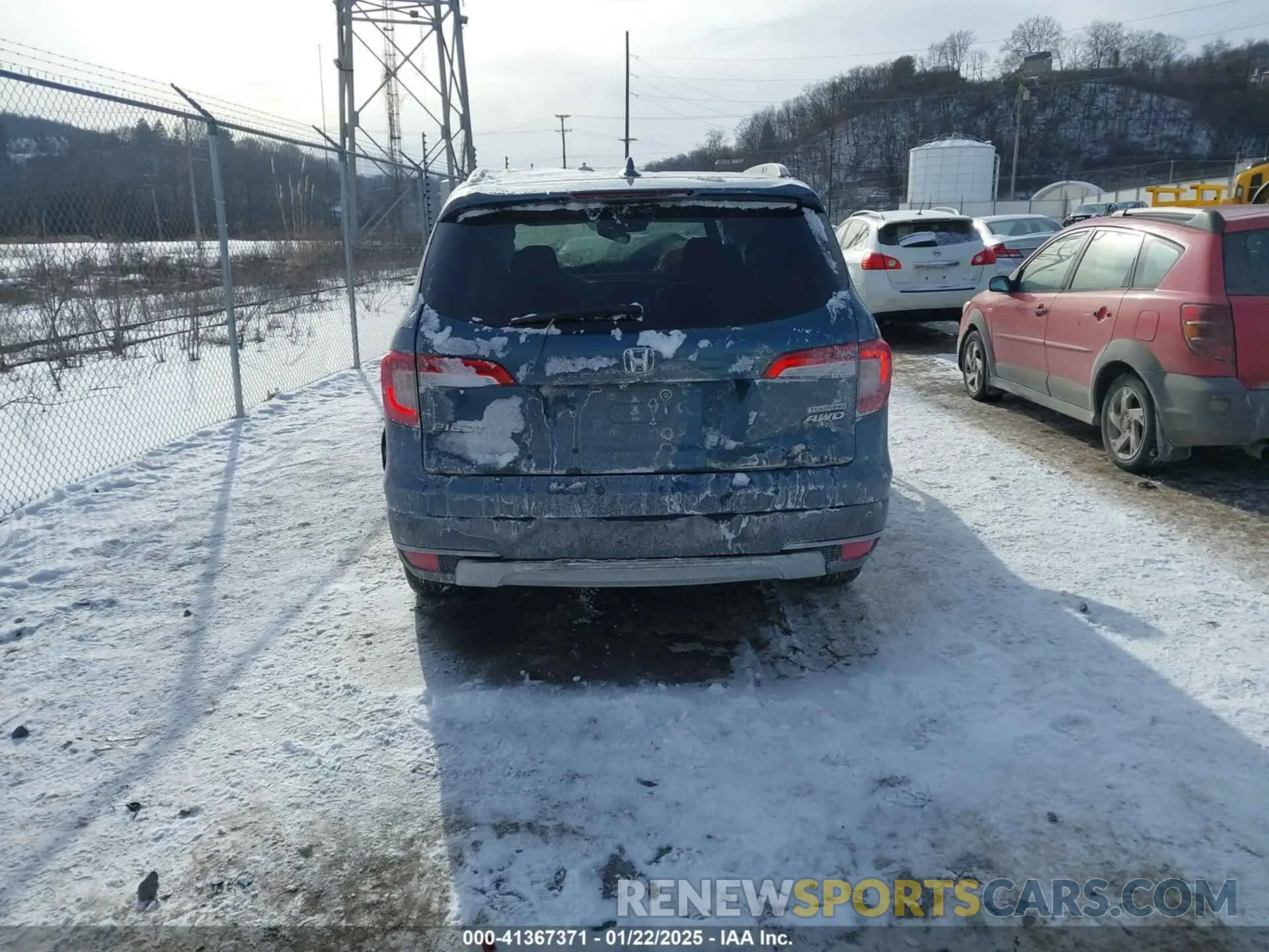 17 Photograph of a damaged car 5FNYF6H60MB095647 HONDA PILOT 2021