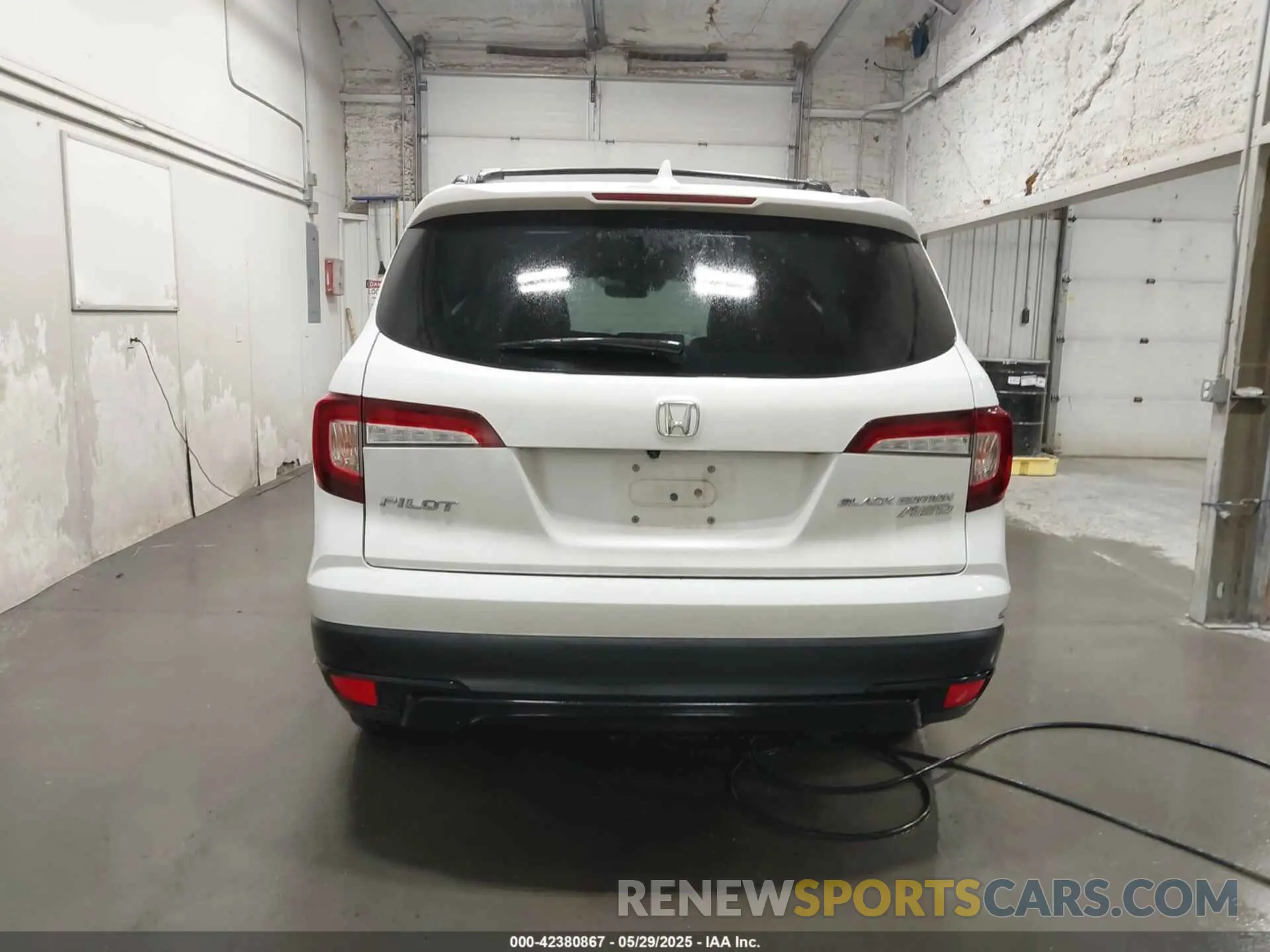 17 Photograph of a damaged car 5FNYF6H78MB035740 HONDA PILOT 2021