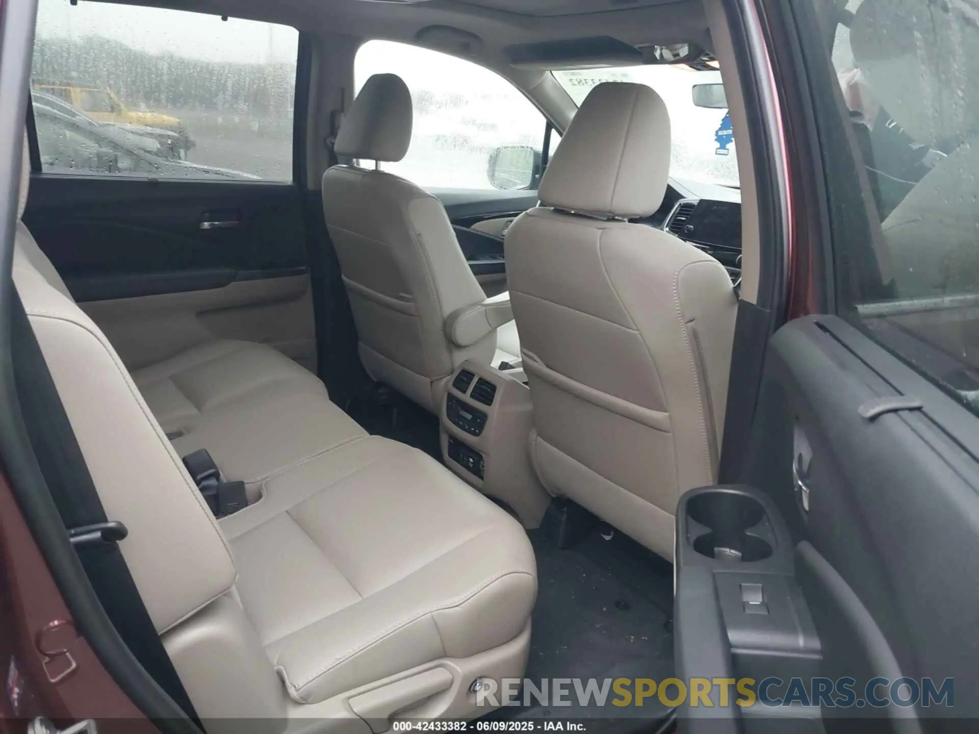 8 Photograph of a damaged car 5FNYF6H92MB002640 HONDA PILOT 2021