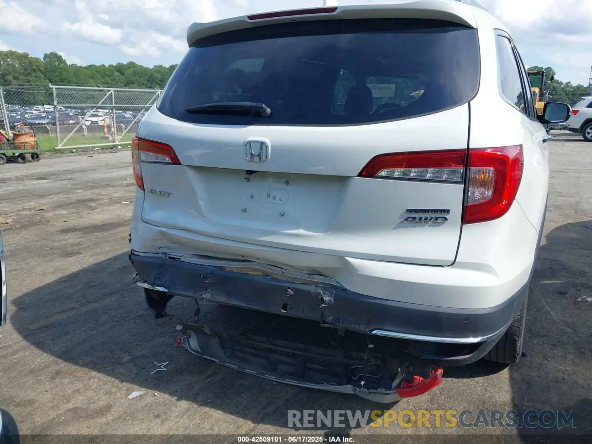 17 Photograph of a damaged car 5FNYF6H95MB091006 HONDA PILOT 2021