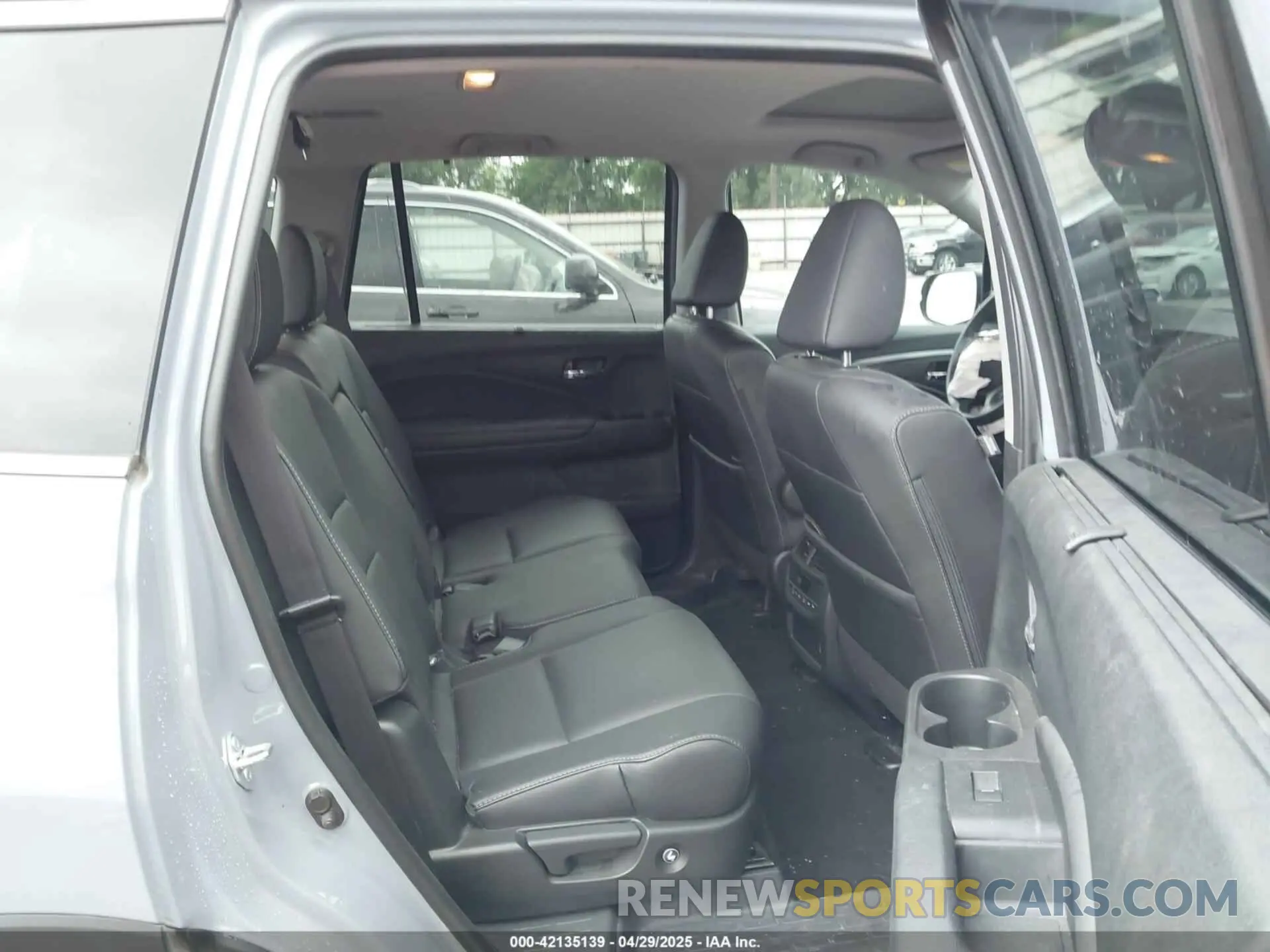 8 Photograph of a damaged car 5FNYF5H20NB024960 HONDA PILOT 2022