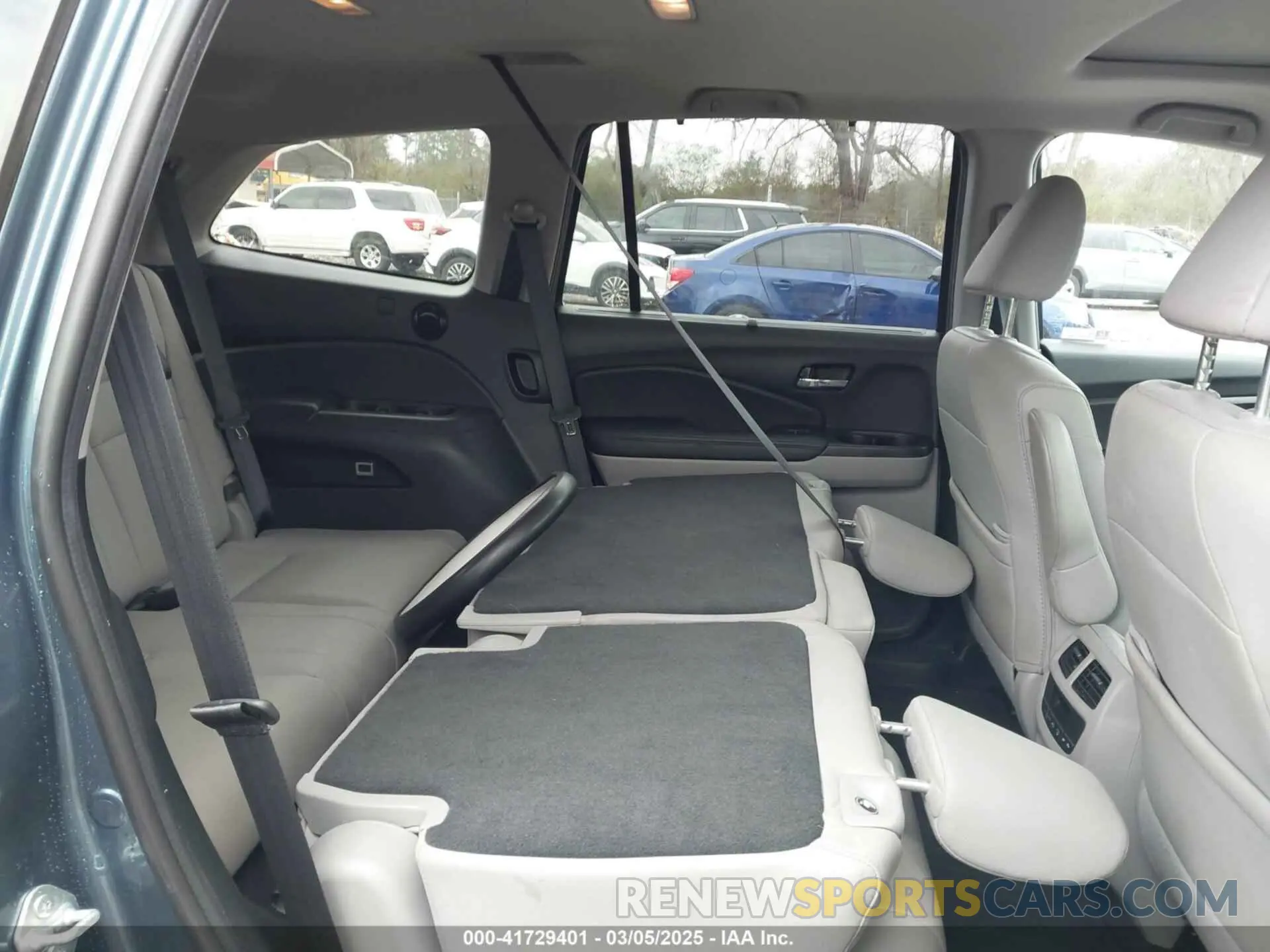 8 Photograph of a damaged car 5FNYF5H23NB001527 HONDA PILOT 2022