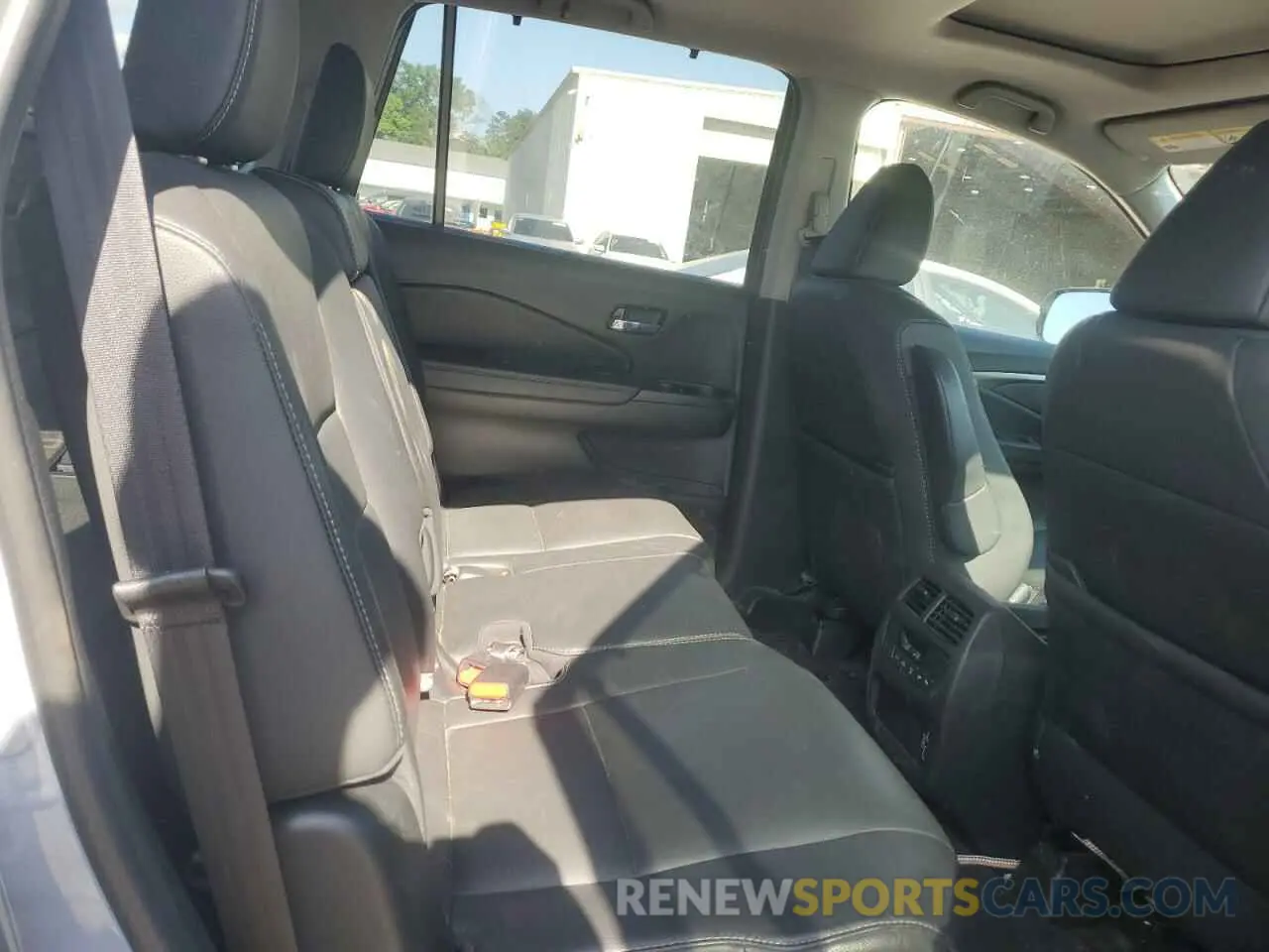11 Photograph of a damaged car 5FNYF5H23NB024967 HONDA PILOT 2022