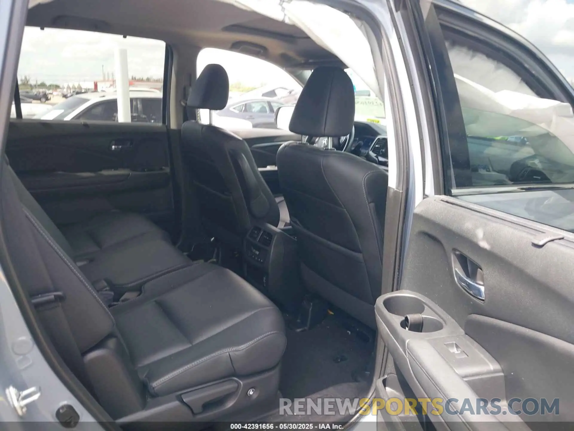 8 Photograph of a damaged car 5FNYF5H24NB033970 HONDA PILOT 2022