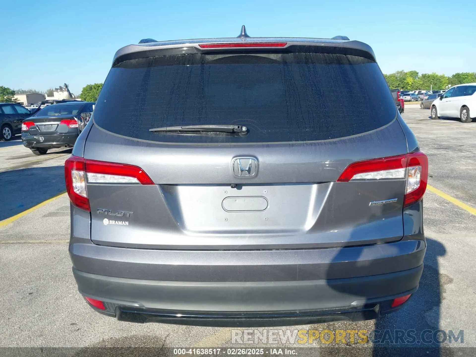 17 Photograph of a damaged car 5FNYF5H25NB031399 HONDA PILOT 2022