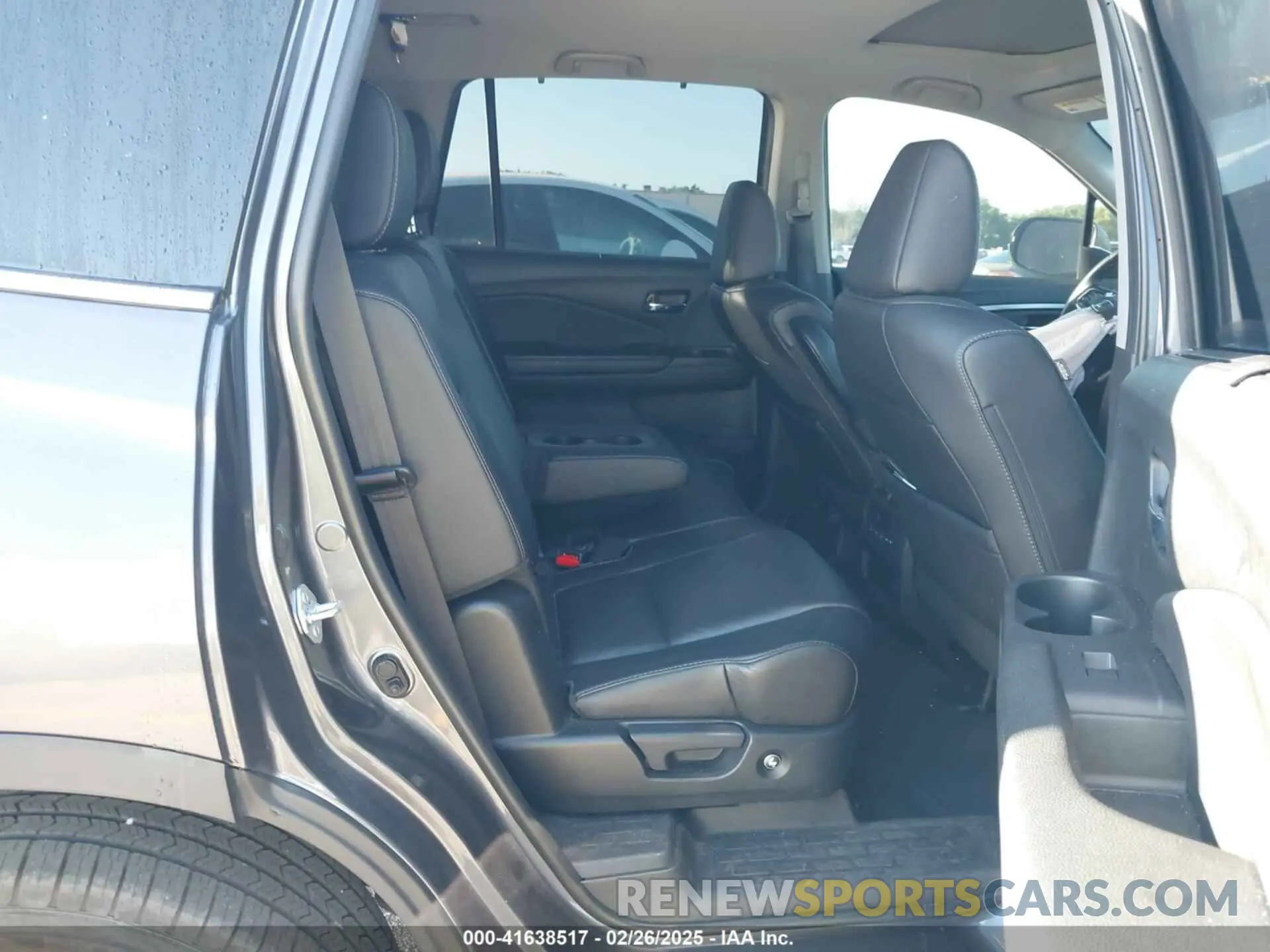 8 Photograph of a damaged car 5FNYF5H25NB031399 HONDA PILOT 2022