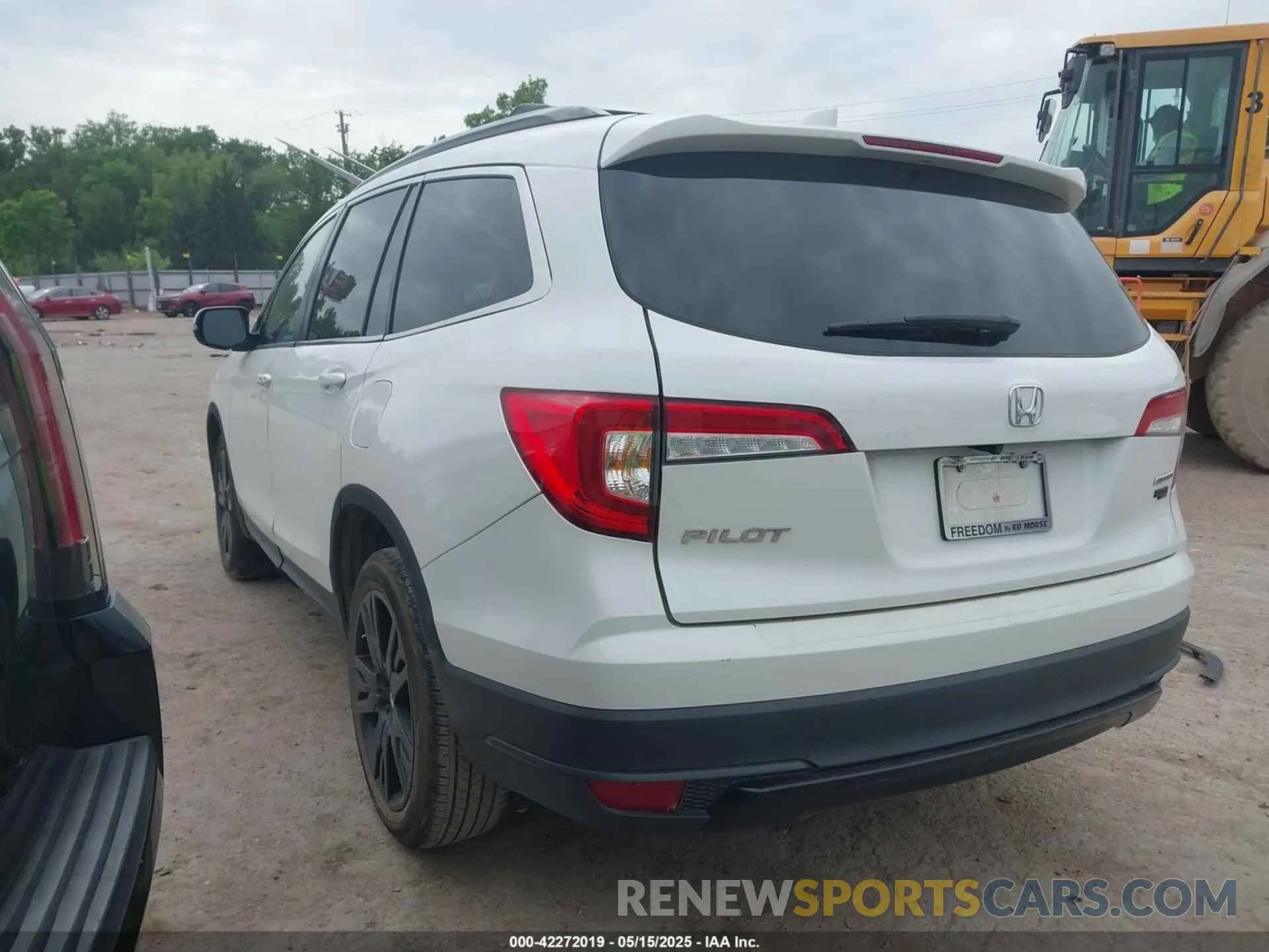 3 Photograph of a damaged car 5FNYF5H28NB018579 HONDA PILOT 2022