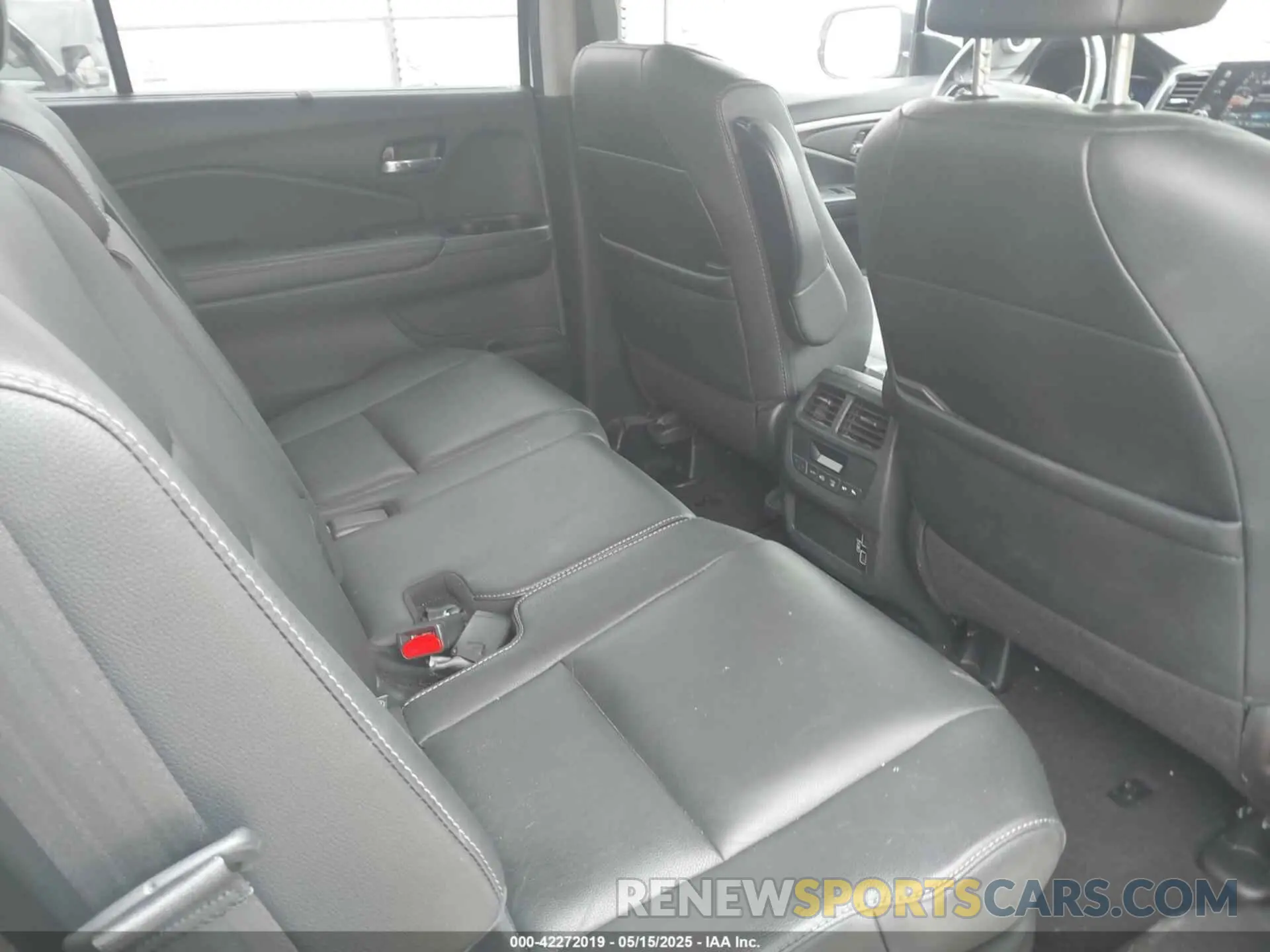 8 Photograph of a damaged car 5FNYF5H28NB018579 HONDA PILOT 2022