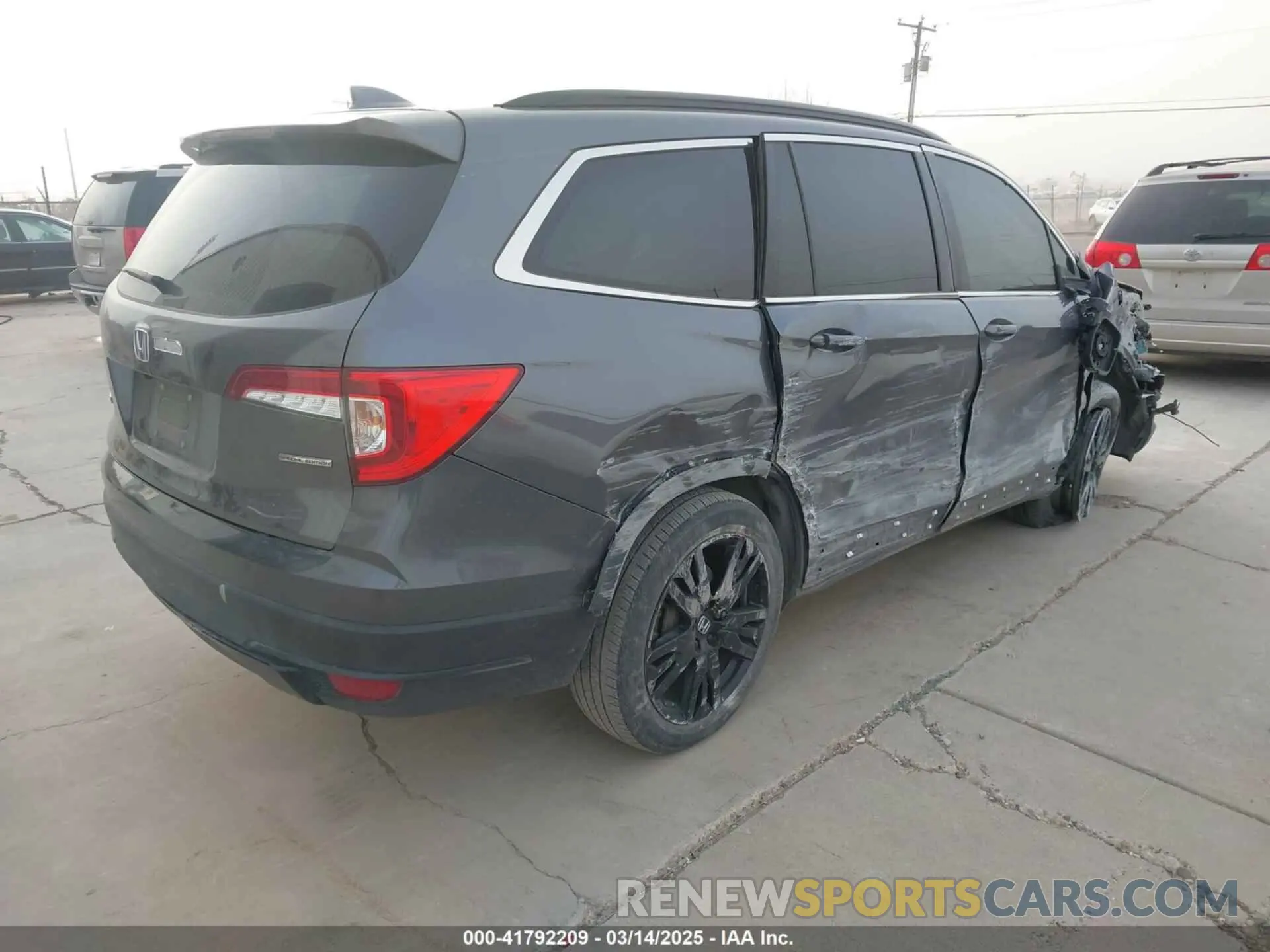 4 Photograph of a damaged car 5FNYF5H28NB035382 HONDA PILOT 2022