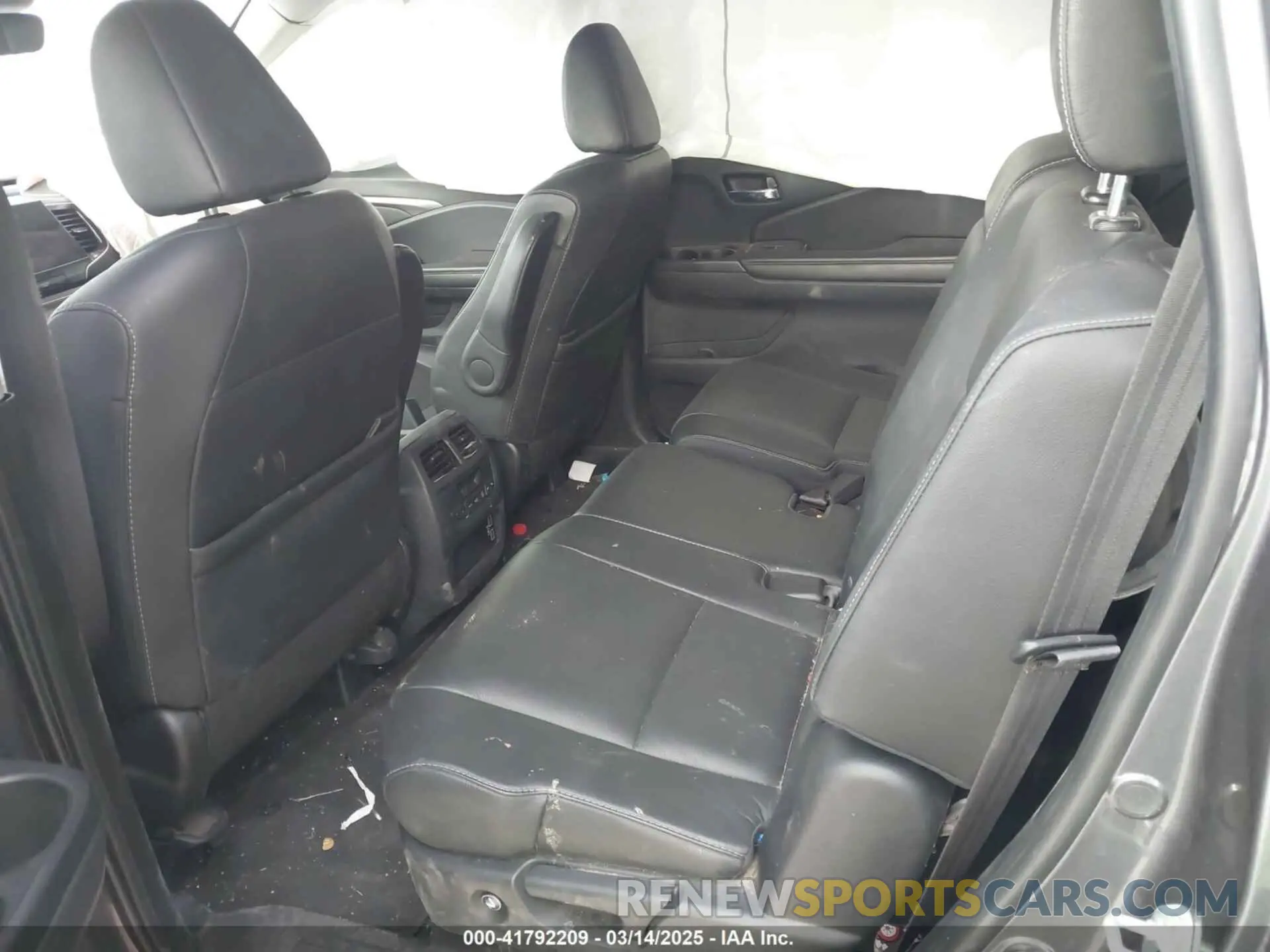 8 Photograph of a damaged car 5FNYF5H28NB035382 HONDA PILOT 2022