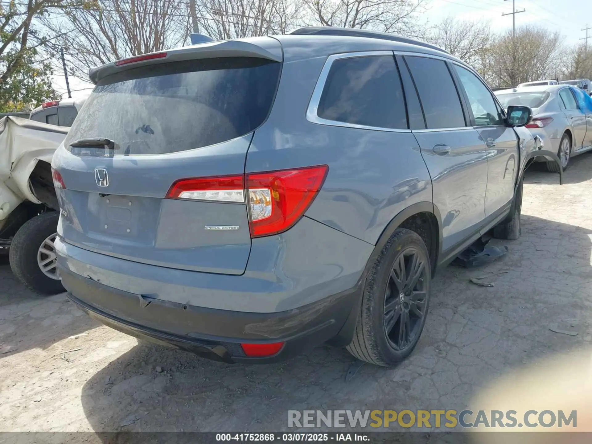 4 Photograph of a damaged car 5FNYF5H2XNB021385 HONDA PILOT 2022