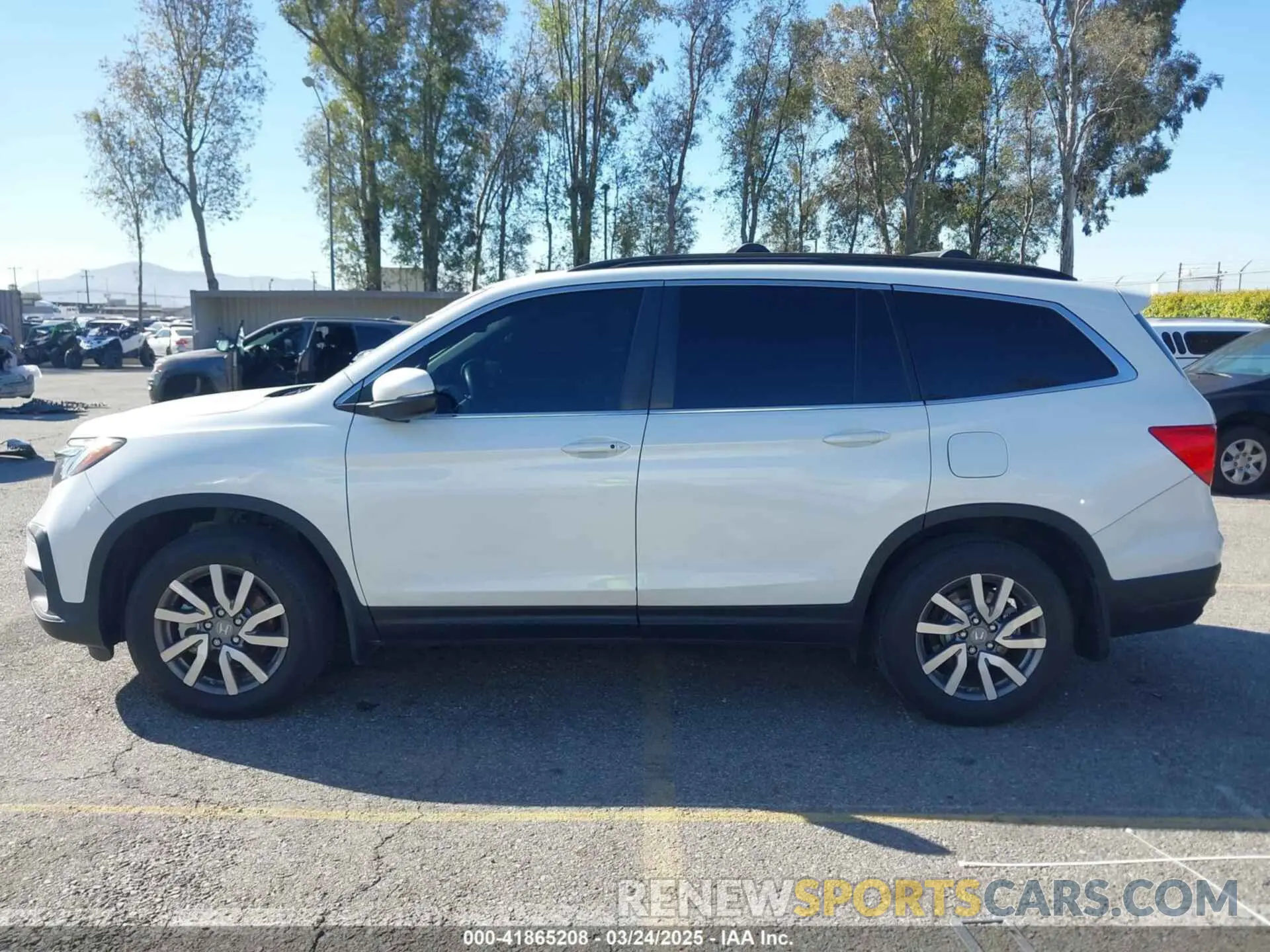 13 Photograph of a damaged car 5FNYF5H52NB009628 HONDA PILOT 2022