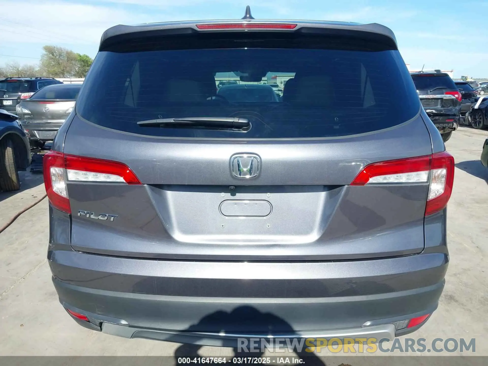 17 Photograph of a damaged car 5FNYF5H54NB036328 HONDA PILOT 2022