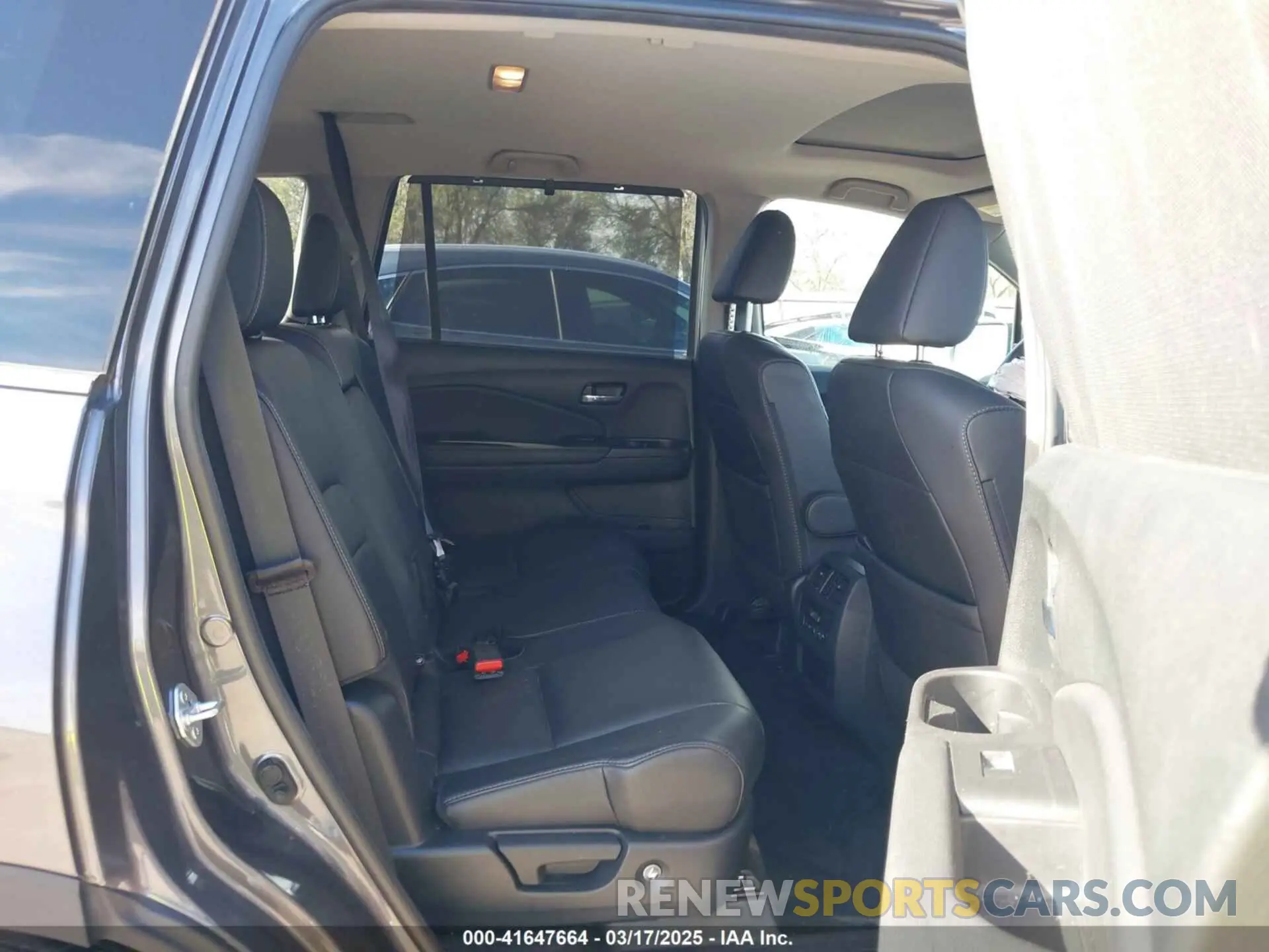 8 Photograph of a damaged car 5FNYF5H54NB036328 HONDA PILOT 2022