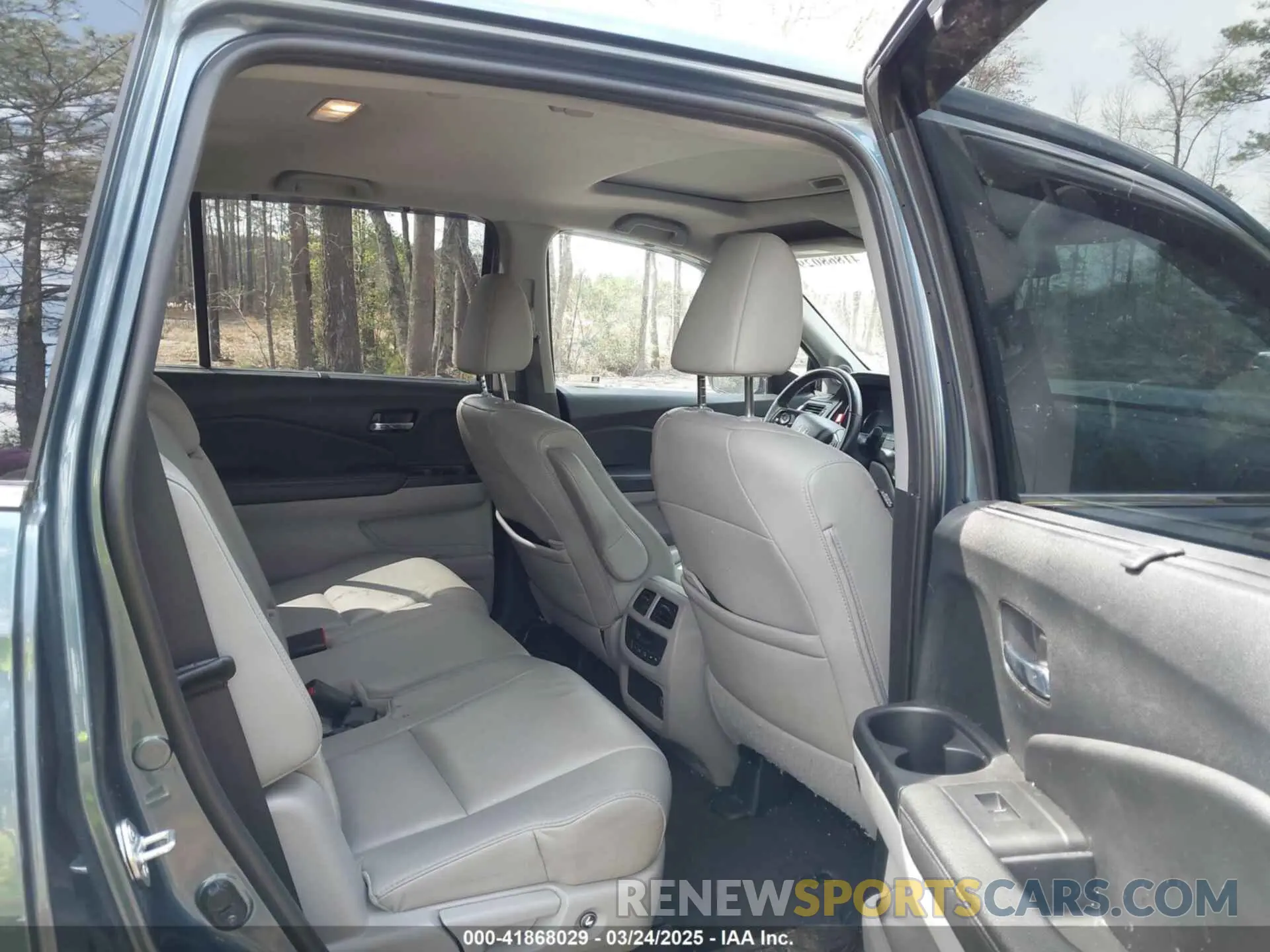 8 Photograph of a damaged car 5FNYF5H58NB007897 HONDA PILOT 2022