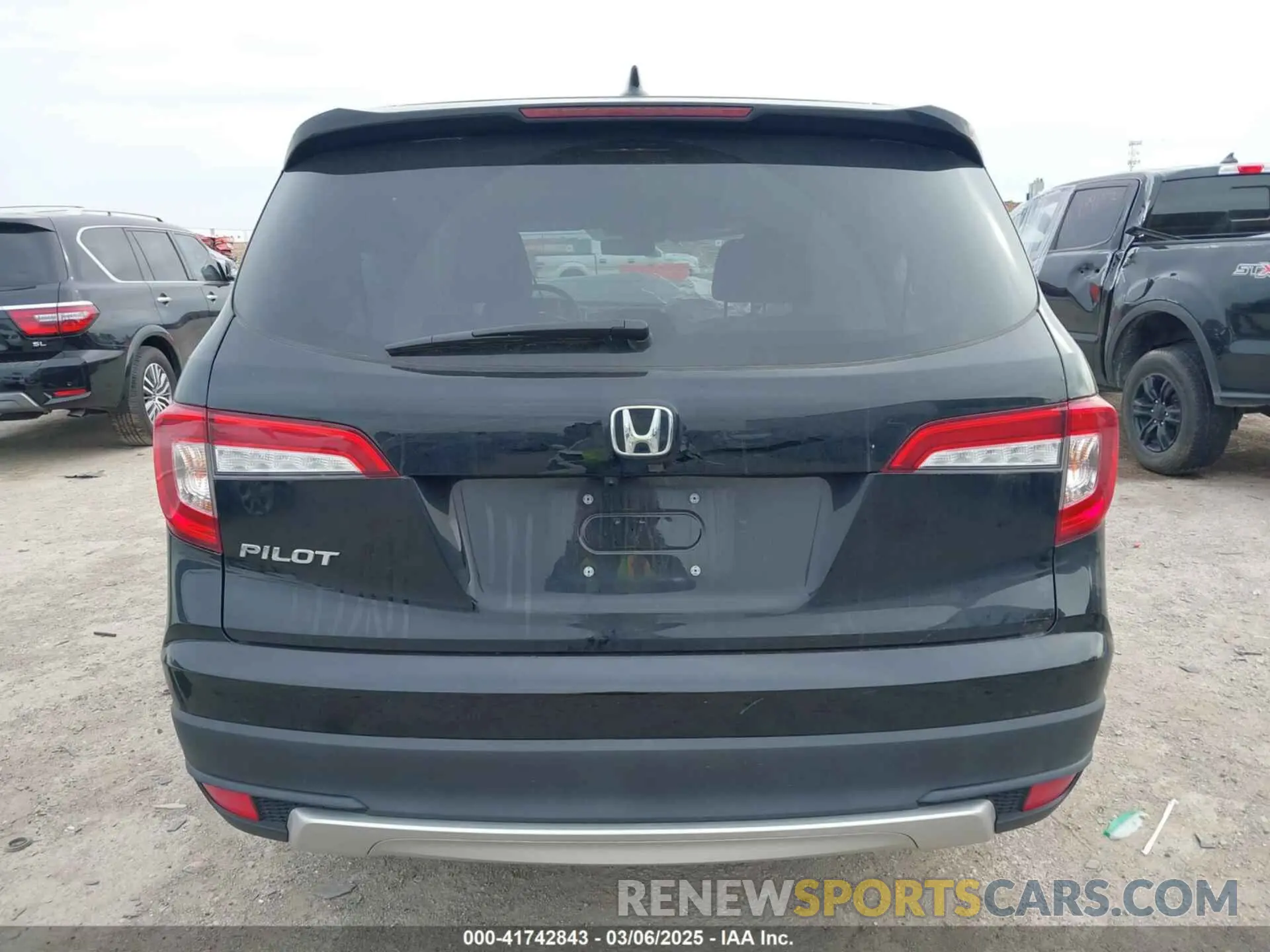 17 Photograph of a damaged car 5FNYF5H59NB038995 HONDA PILOT 2022