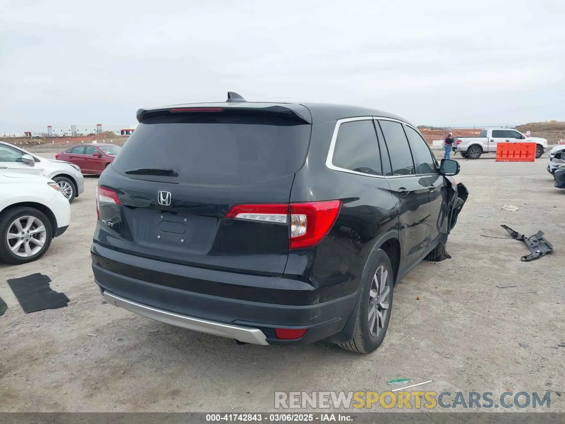4 Photograph of a damaged car 5FNYF5H59NB038995 HONDA PILOT 2022