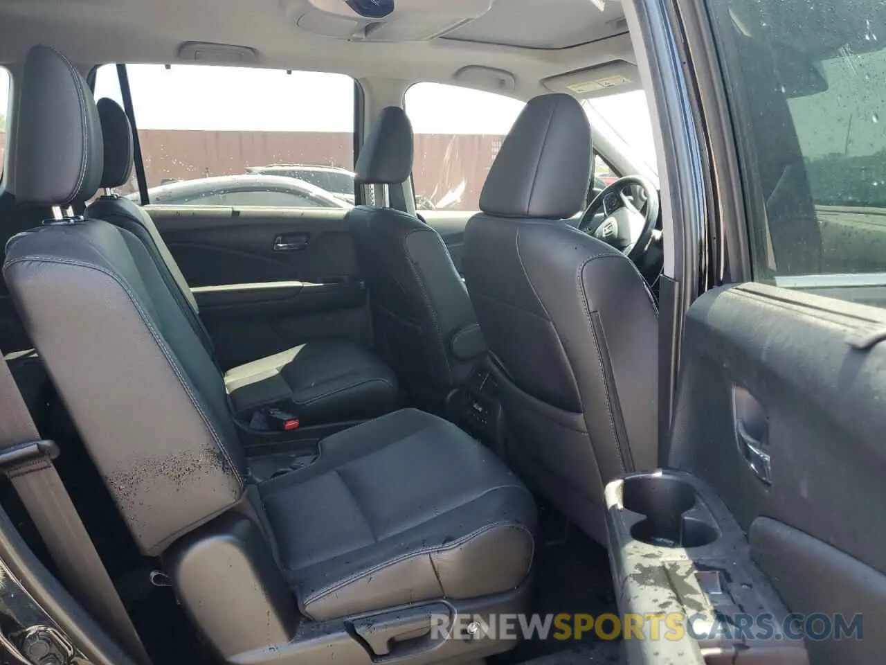 11 Photograph of a damaged car 5FNYF5H60NB032950 HONDA PILOT 2022