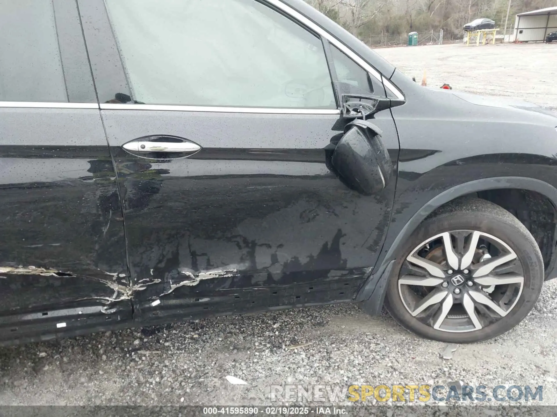 17 Photograph of a damaged car 5FNYF5H61NB013372 HONDA PILOT 2022