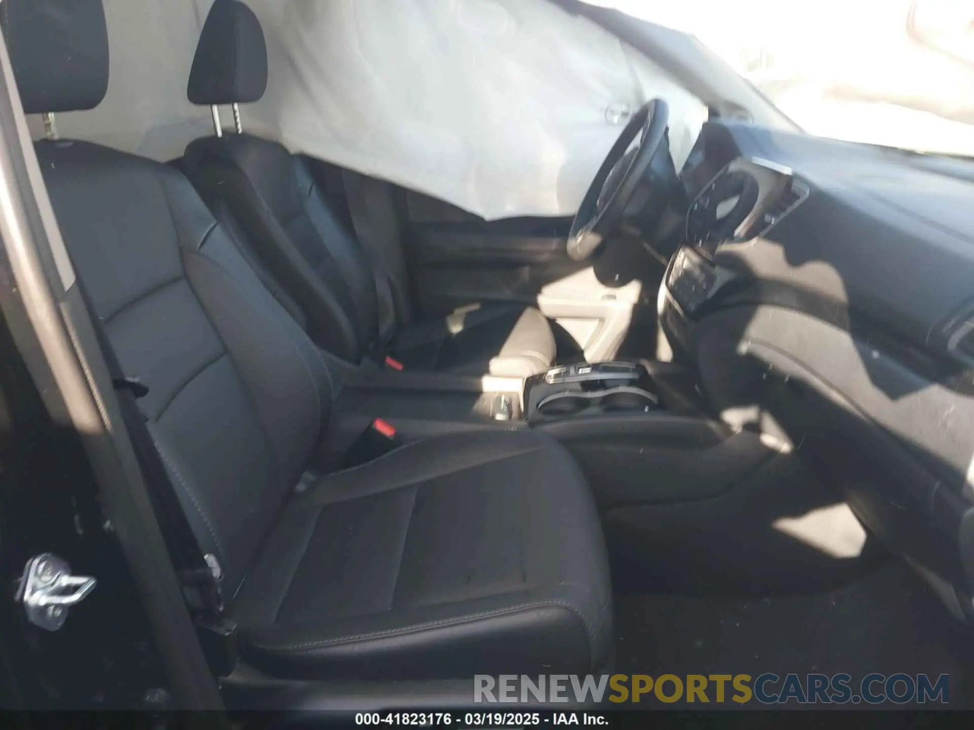 5 Photograph of a damaged car 5FNYF6H03NB085997 HONDA PILOT 2022