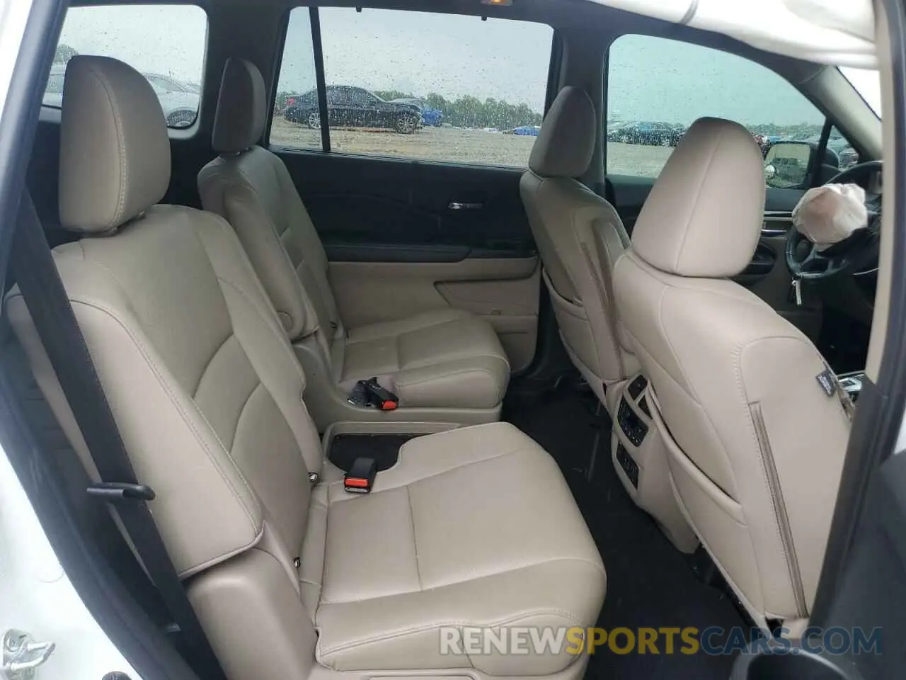 11 Photograph of a damaged car 5FNYF6H05NB011920 HONDA PILOT 2022