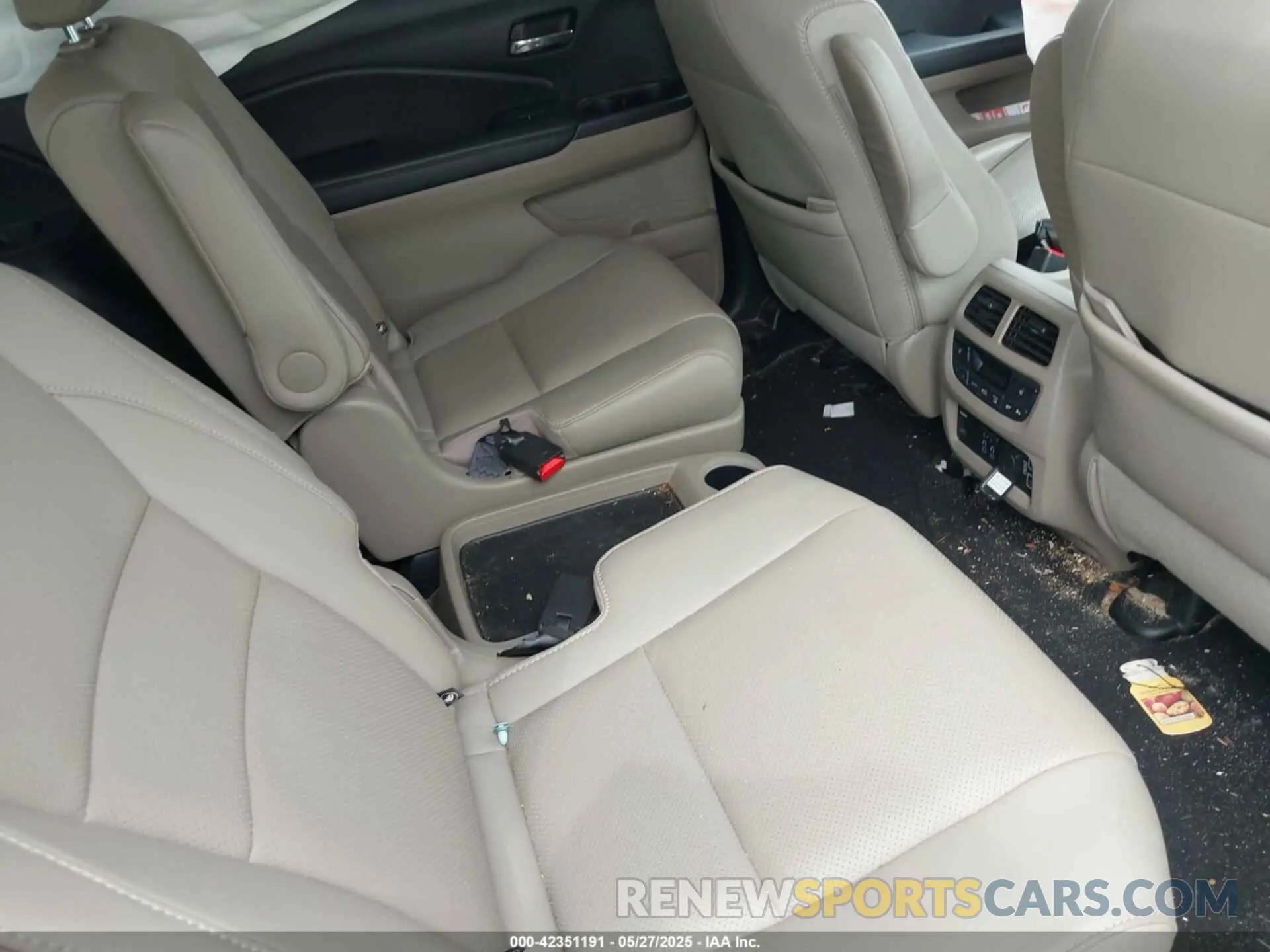 8 Photograph of a damaged car 5FNYF6H0XNB030575 HONDA PILOT 2022