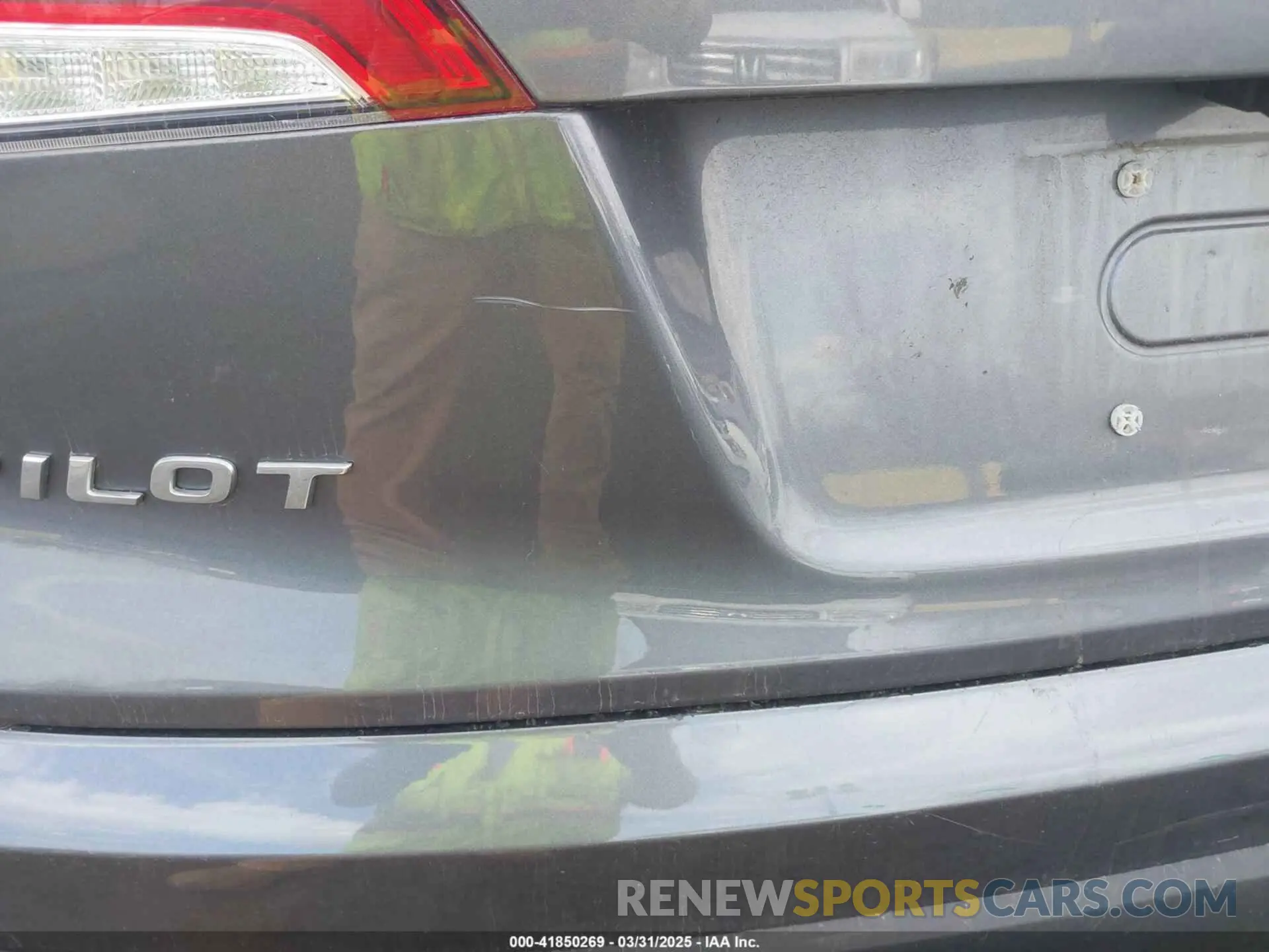 19 Photograph of a damaged car 5FNYF6H21NB053759 HONDA PILOT 2022