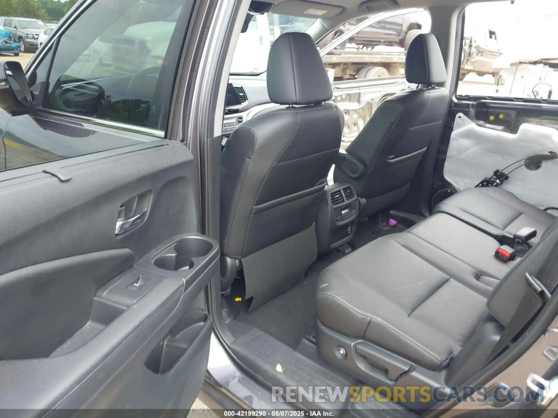 8 Photograph of a damaged car 5FNYF6H21NB096658 HONDA PILOT 2022