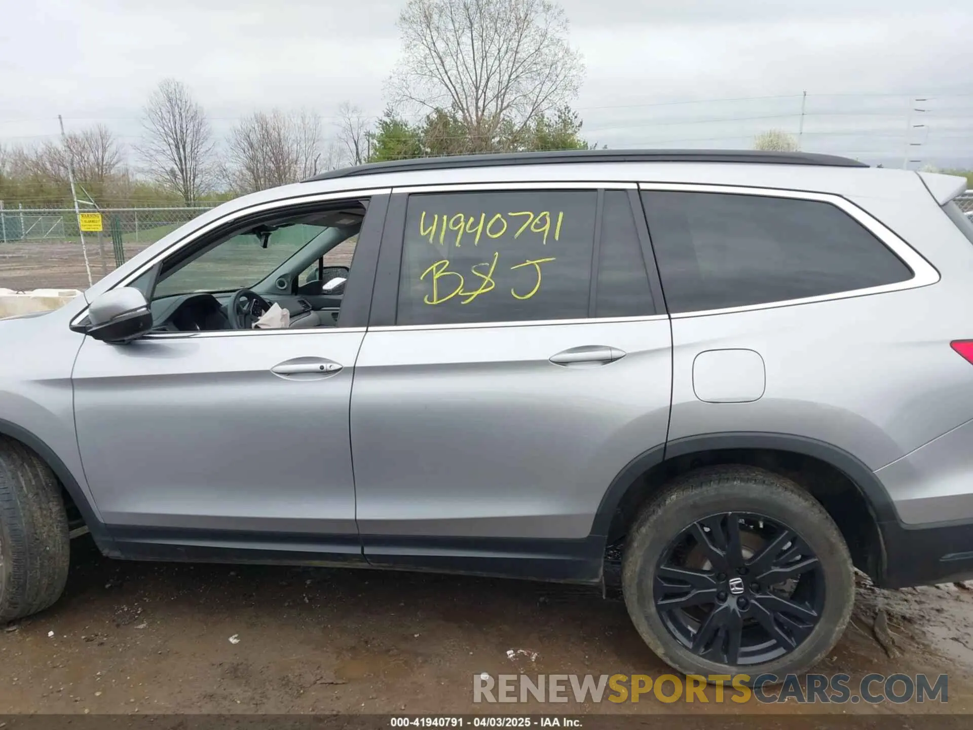 14 Photograph of a damaged car 5FNYF6H23NB066500 HONDA PILOT 2022
