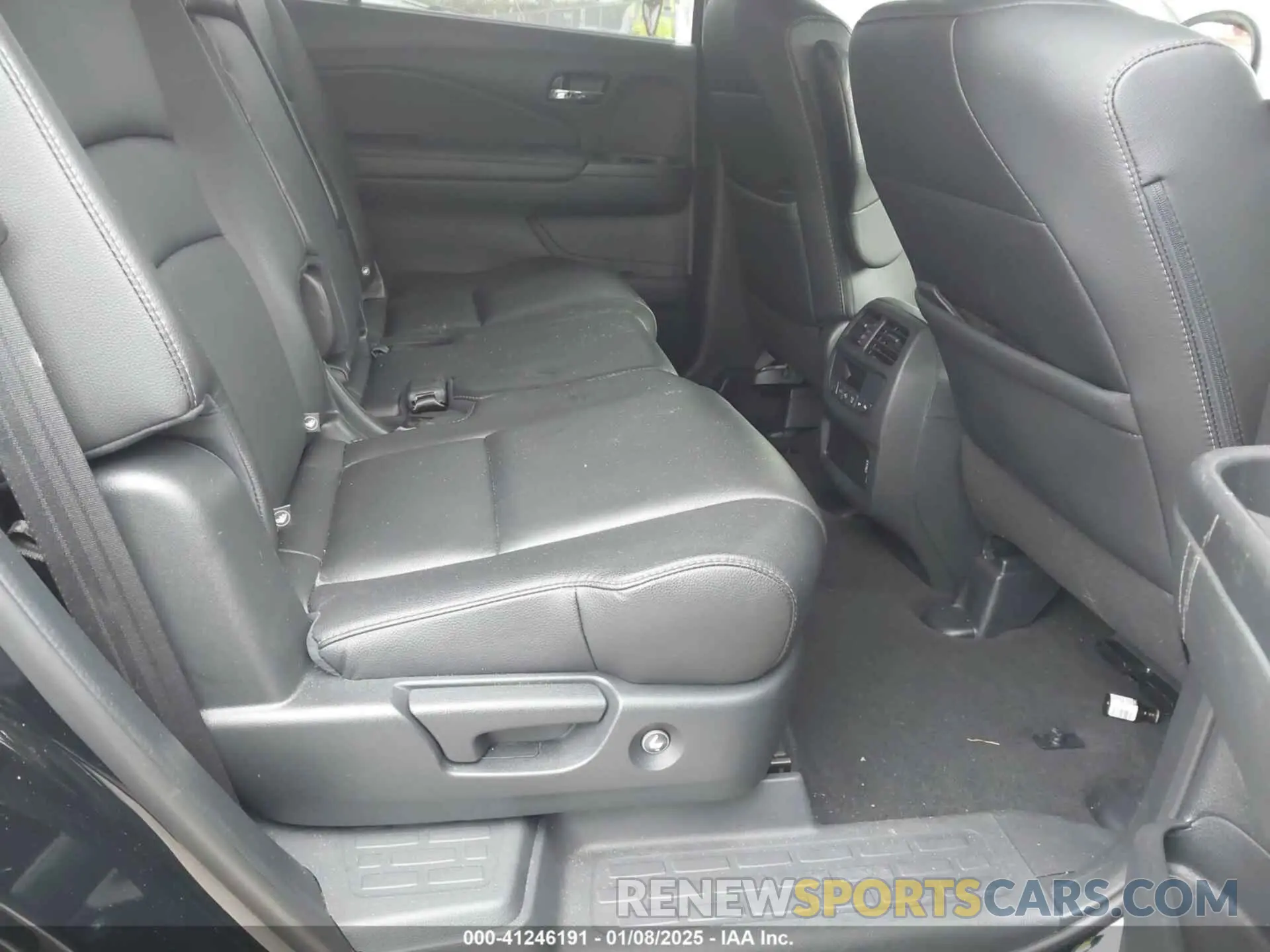 8 Photograph of a damaged car 5FNYF6H24NB098940 HONDA PILOT 2022